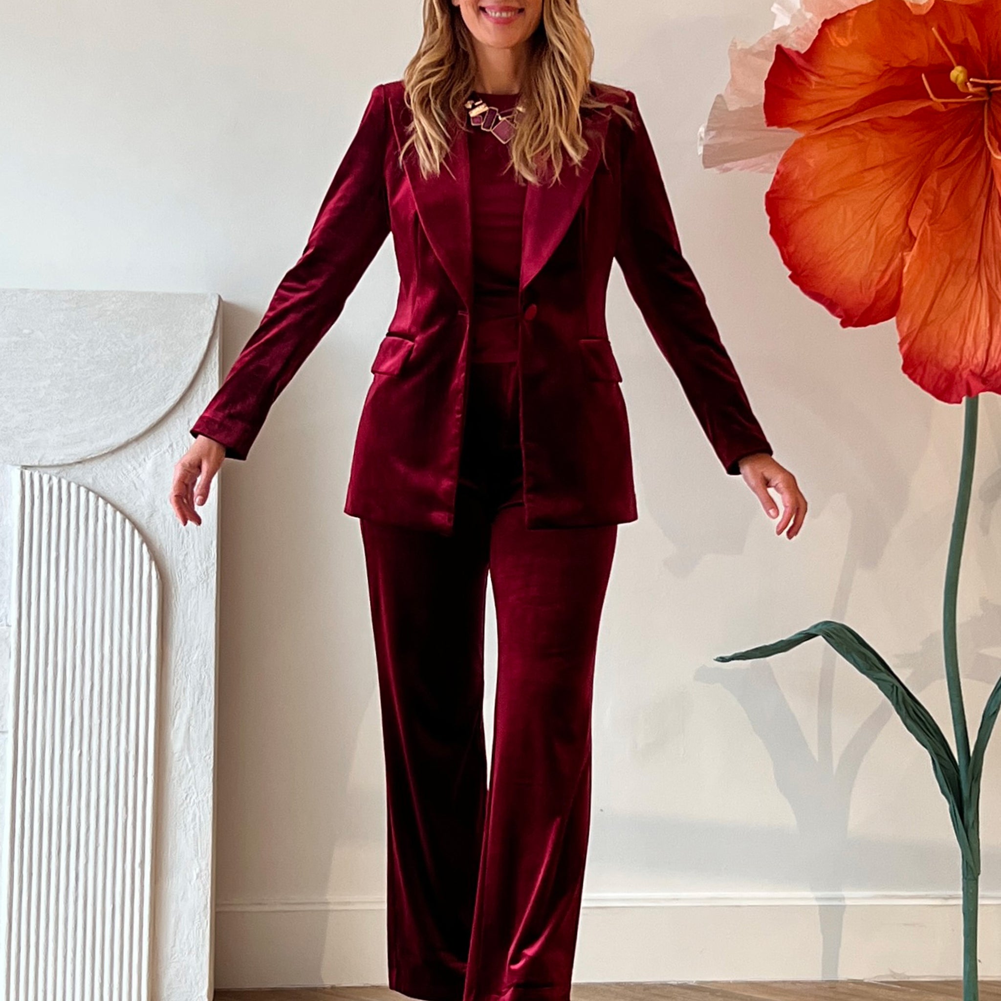 Look chaqueta y pantalón Ideal terciopelo burdeos