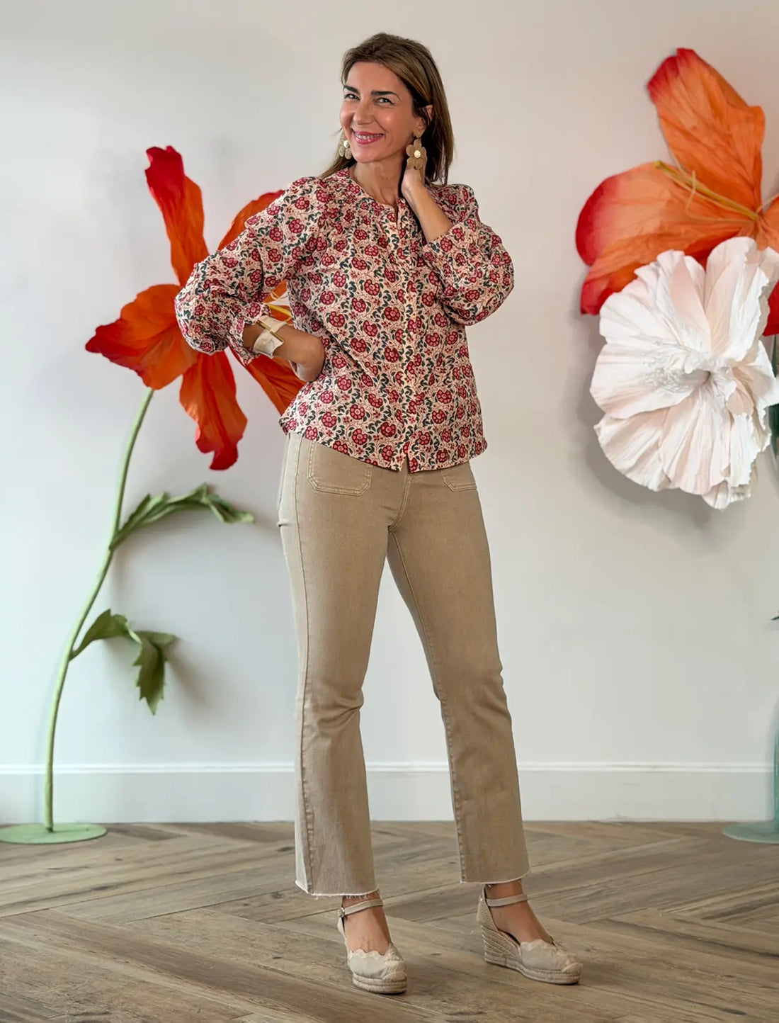 Pantalón vaquero beig bolsillos