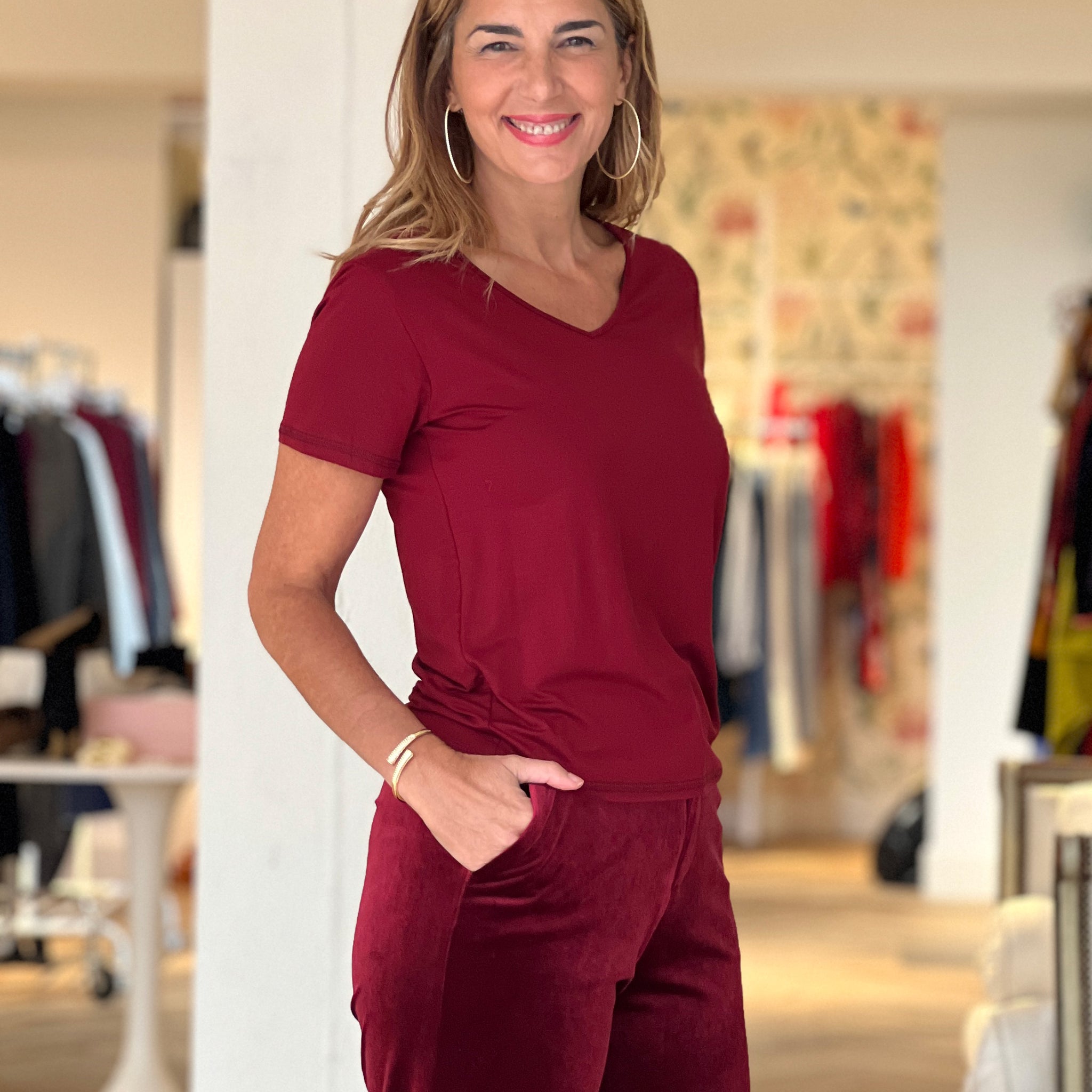 Camiseta de pico marsala