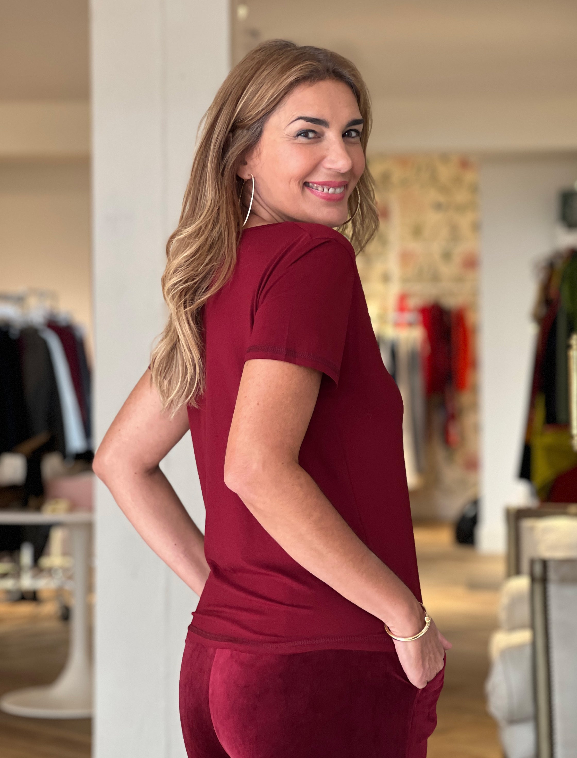 Camiseta de pico marsala