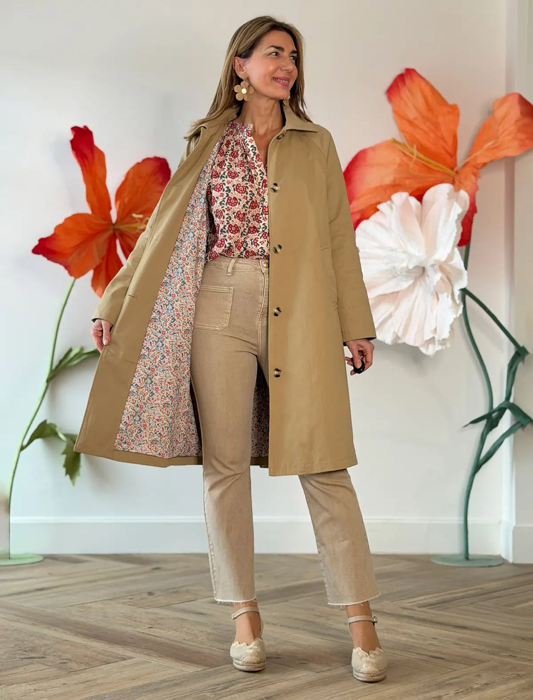 Gabardina beige flores chic
