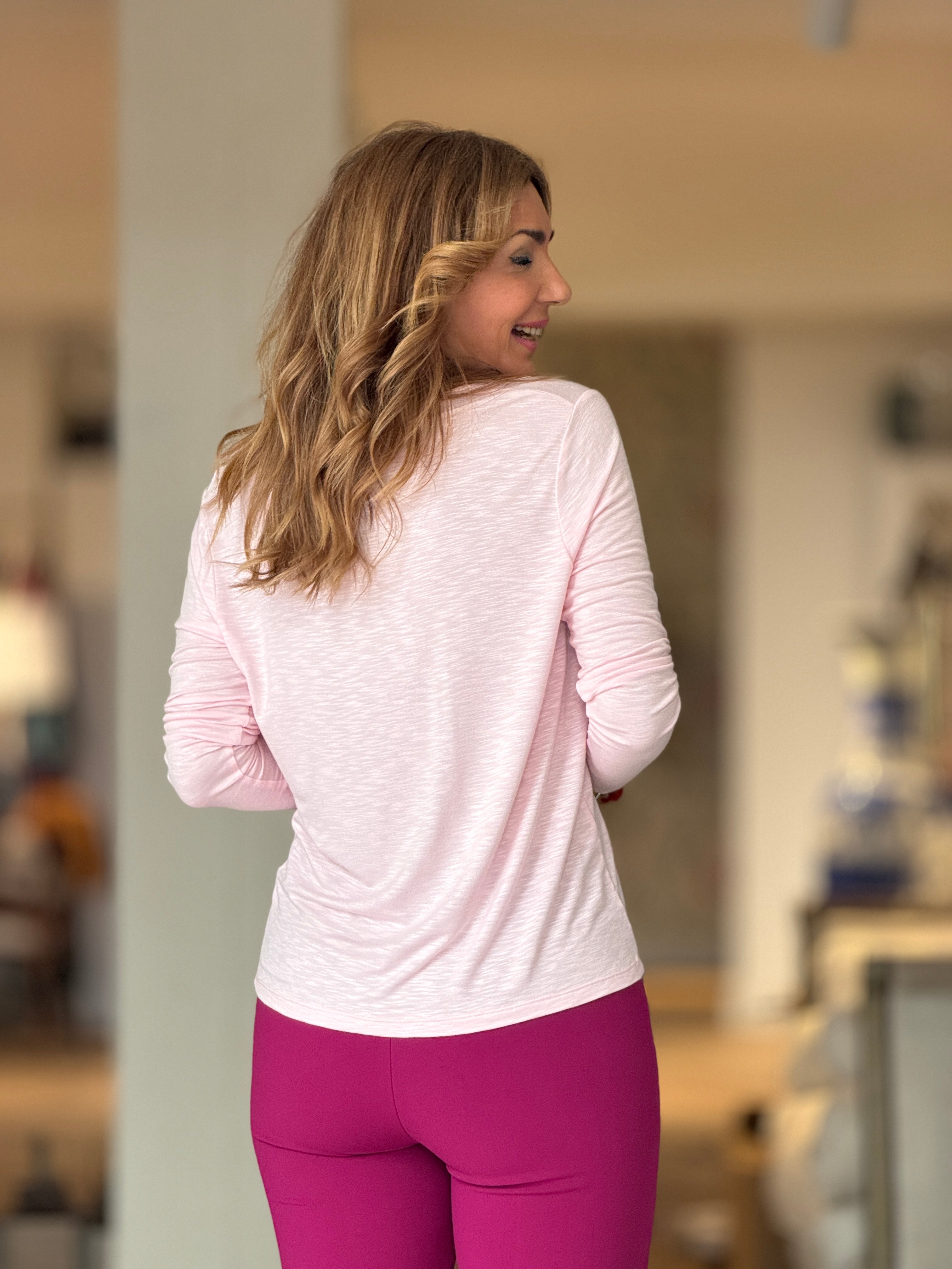 Camiseta rosa cuello pico chic