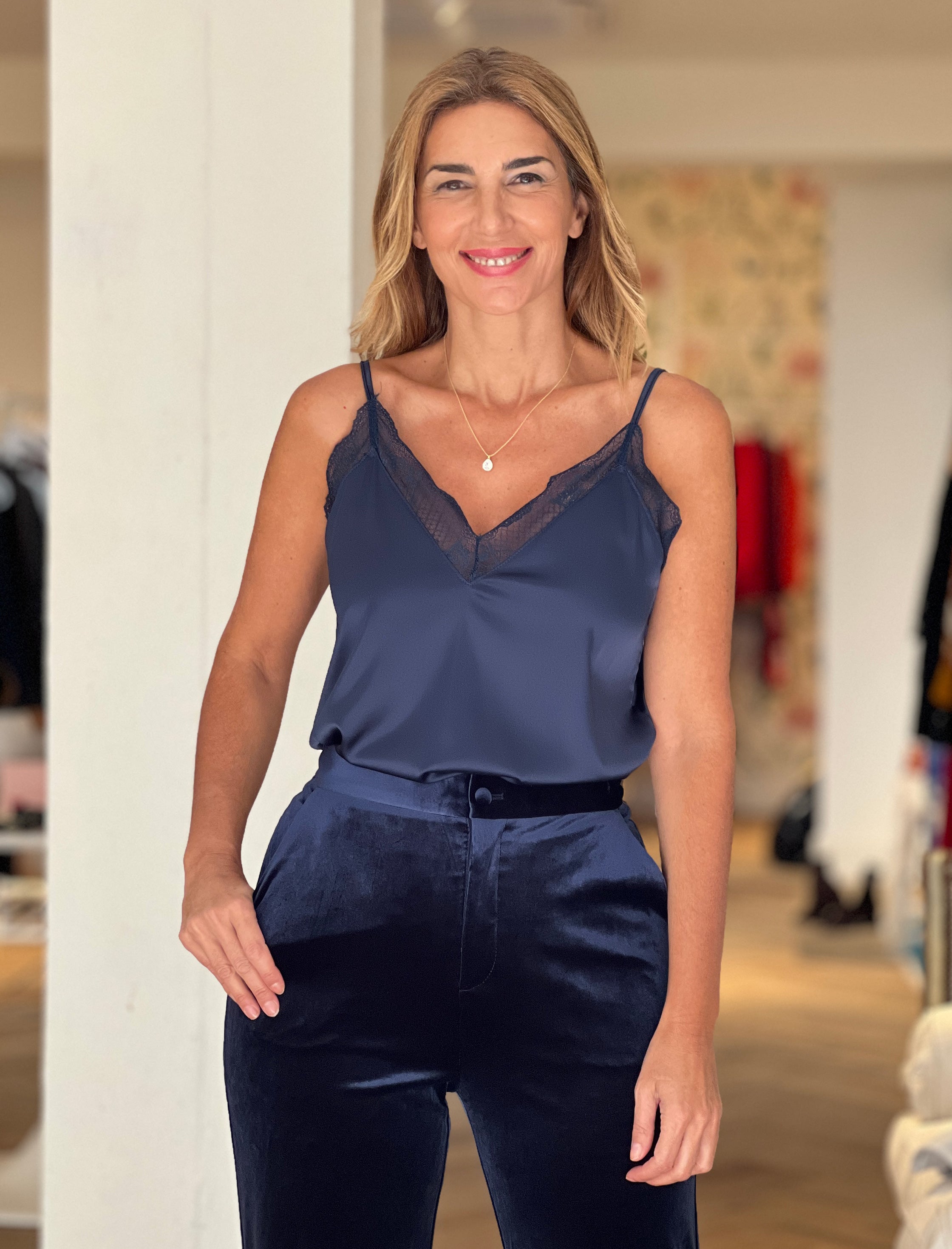 Top lencero suave y chic marino con encaje | Nuria Cobo