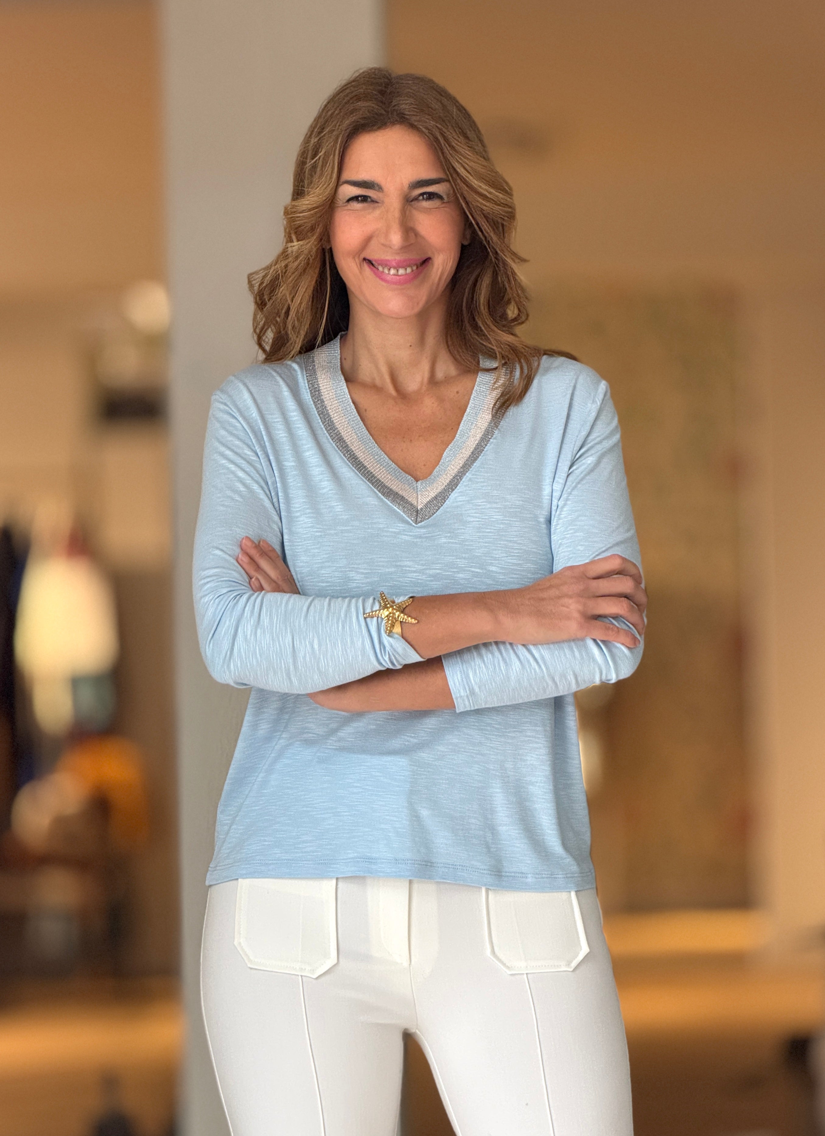 Camiseta azul celeste cuello pico chic