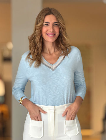 Camiseta azul celeste cuello pico chic