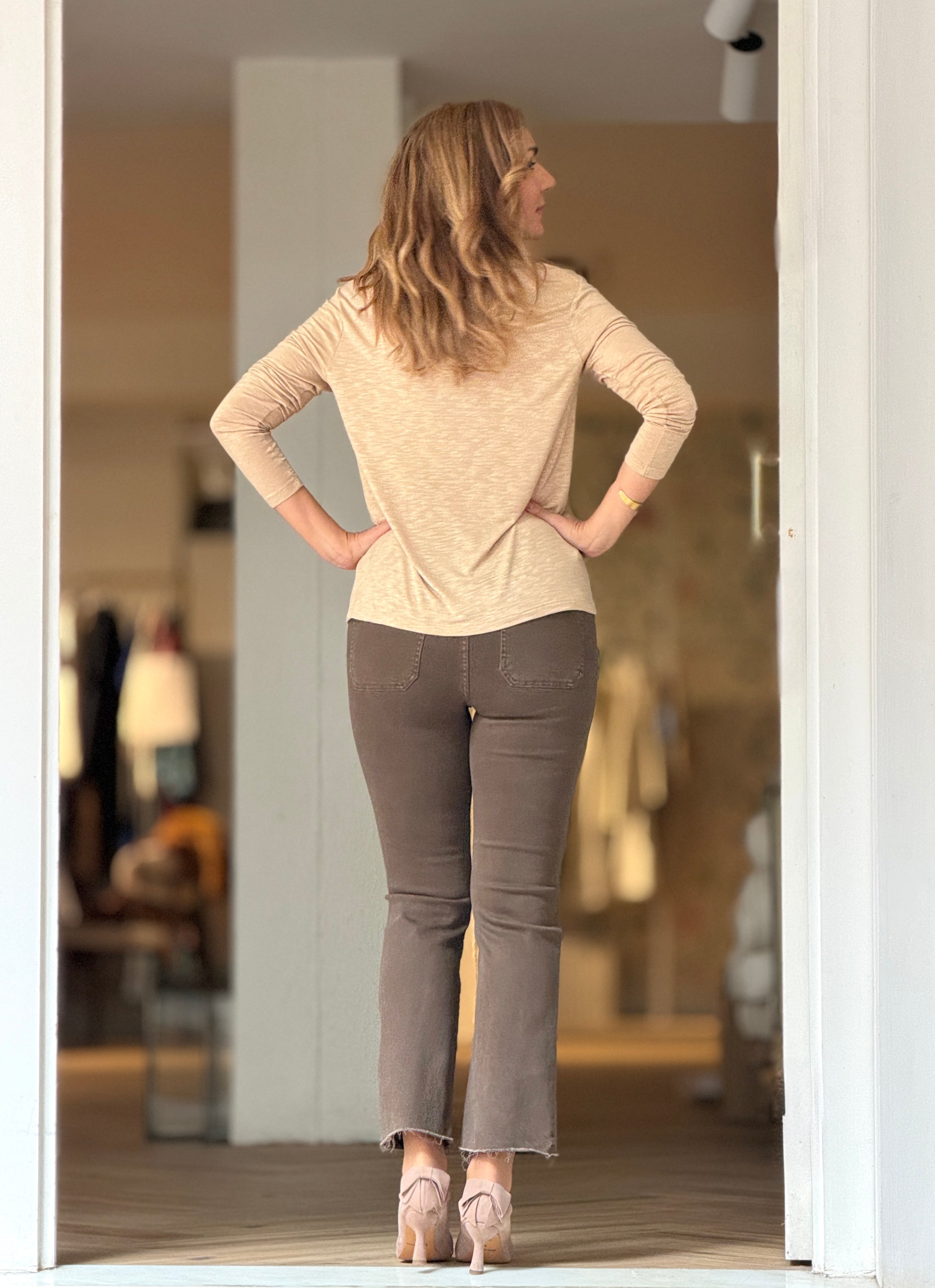 Pantalón vaquero marrón bolsillos