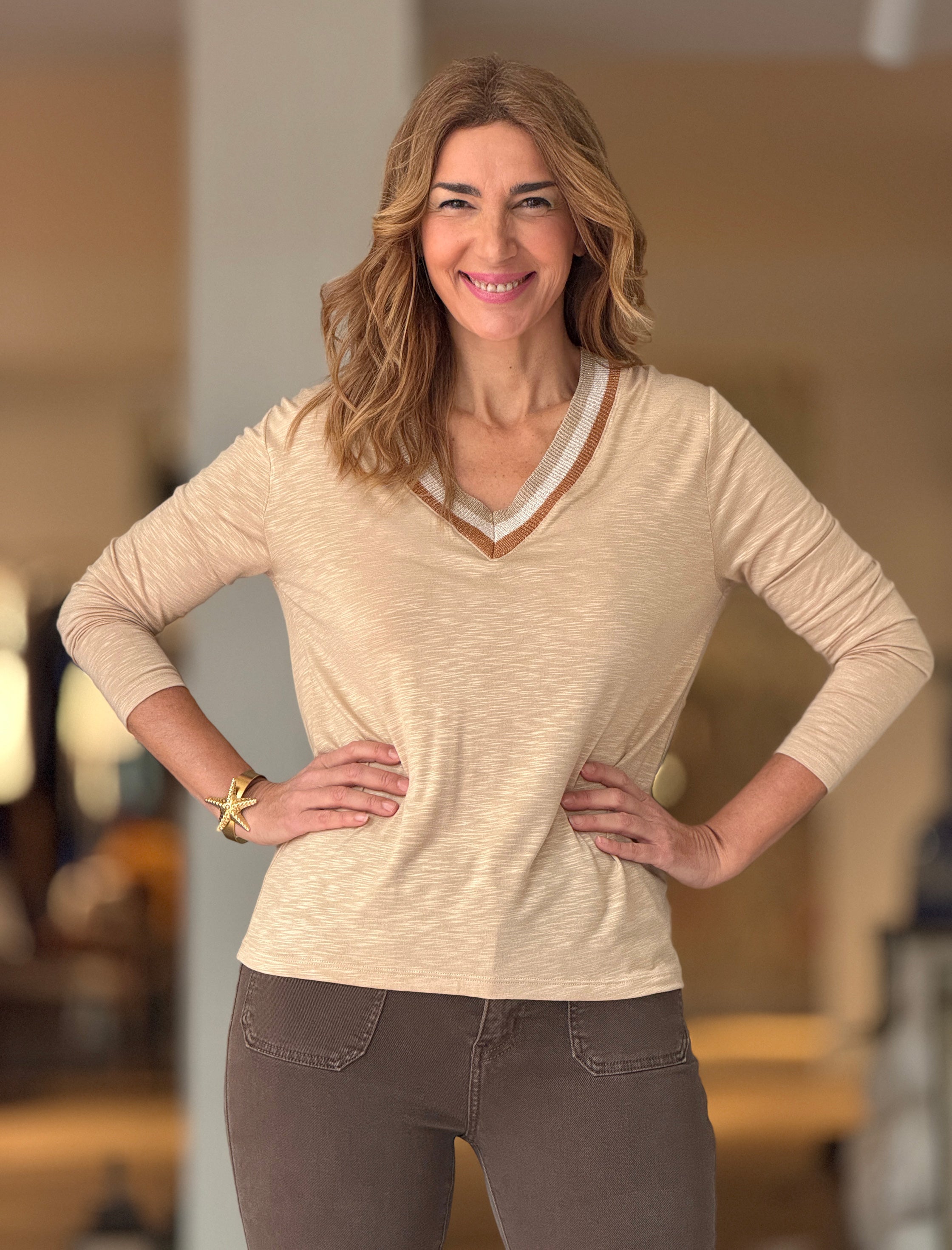 Camiseta beige cuello pico chic