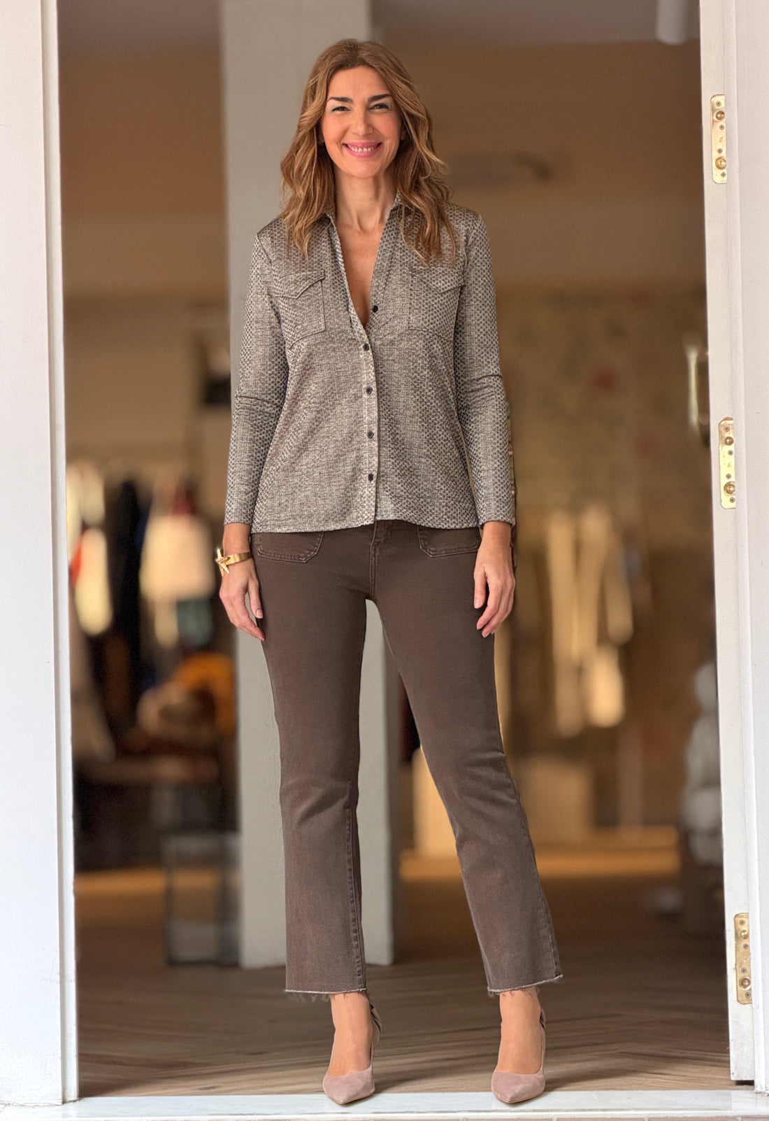 Camisa fluida de bolsillos dorada