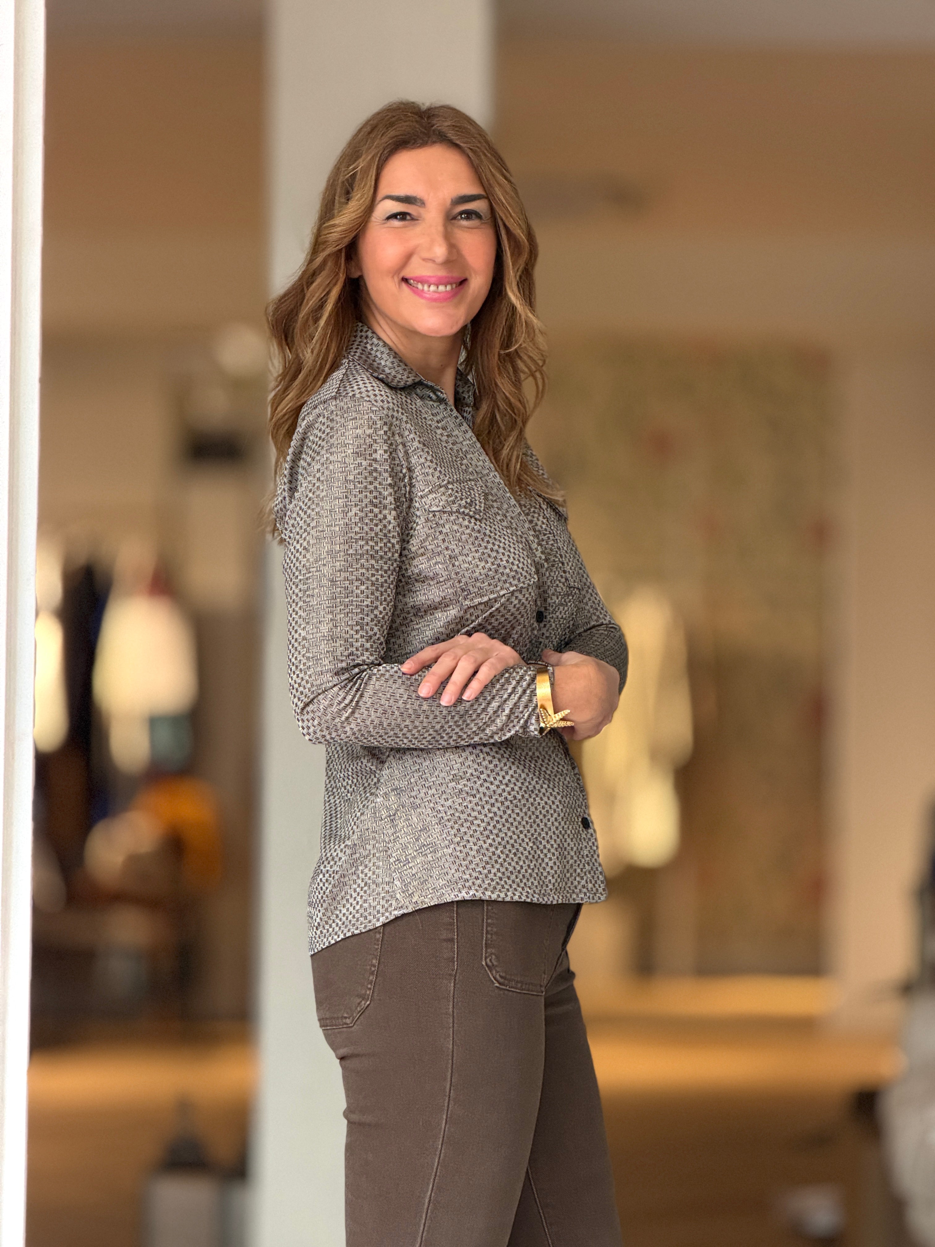 Camisa fluida de bolsillos dorada