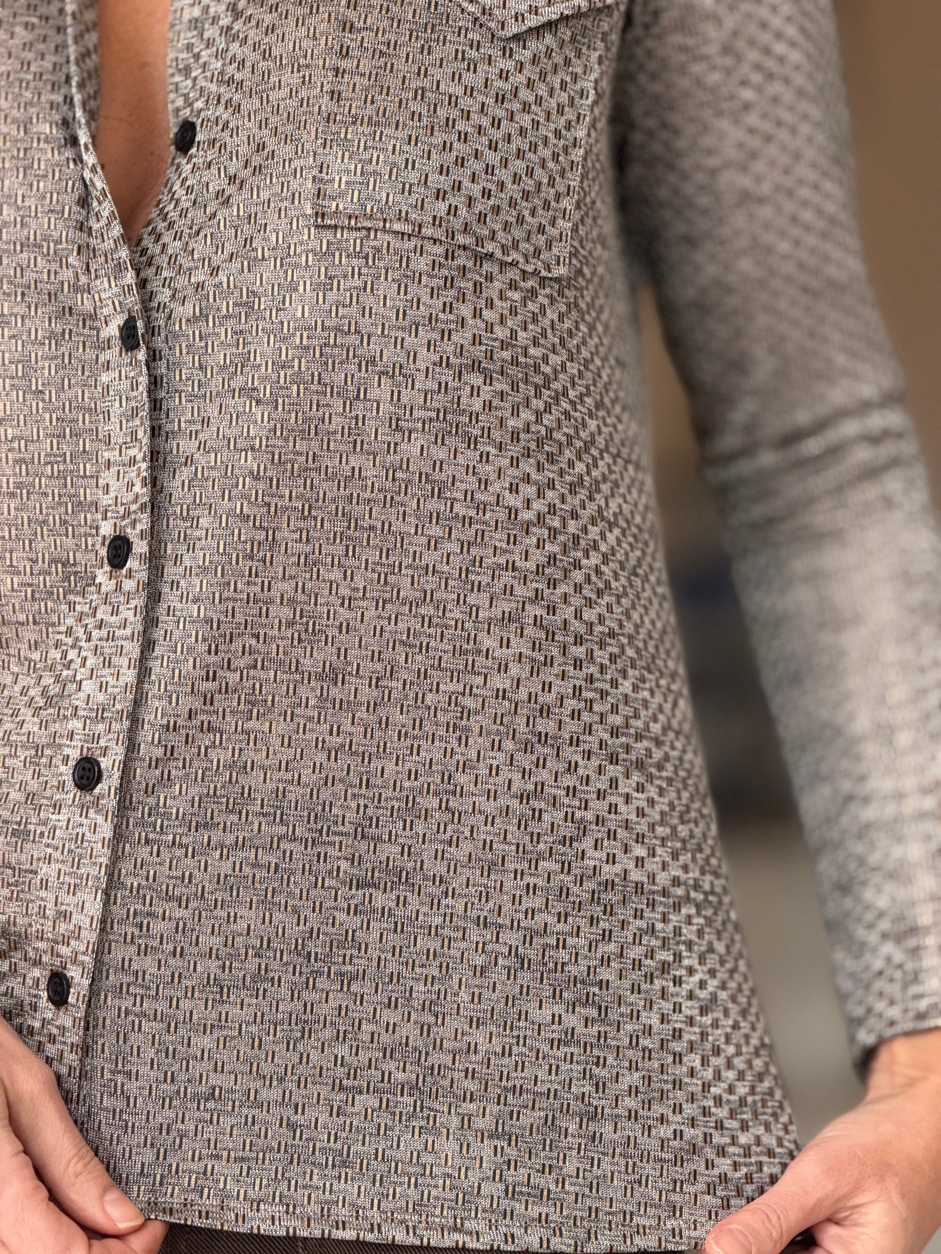 Camisa fluida de bolsillos dorada