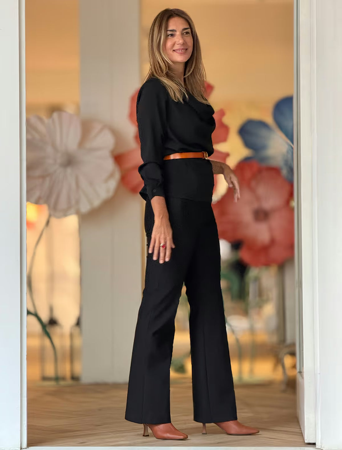 Very flattering black elastic pants