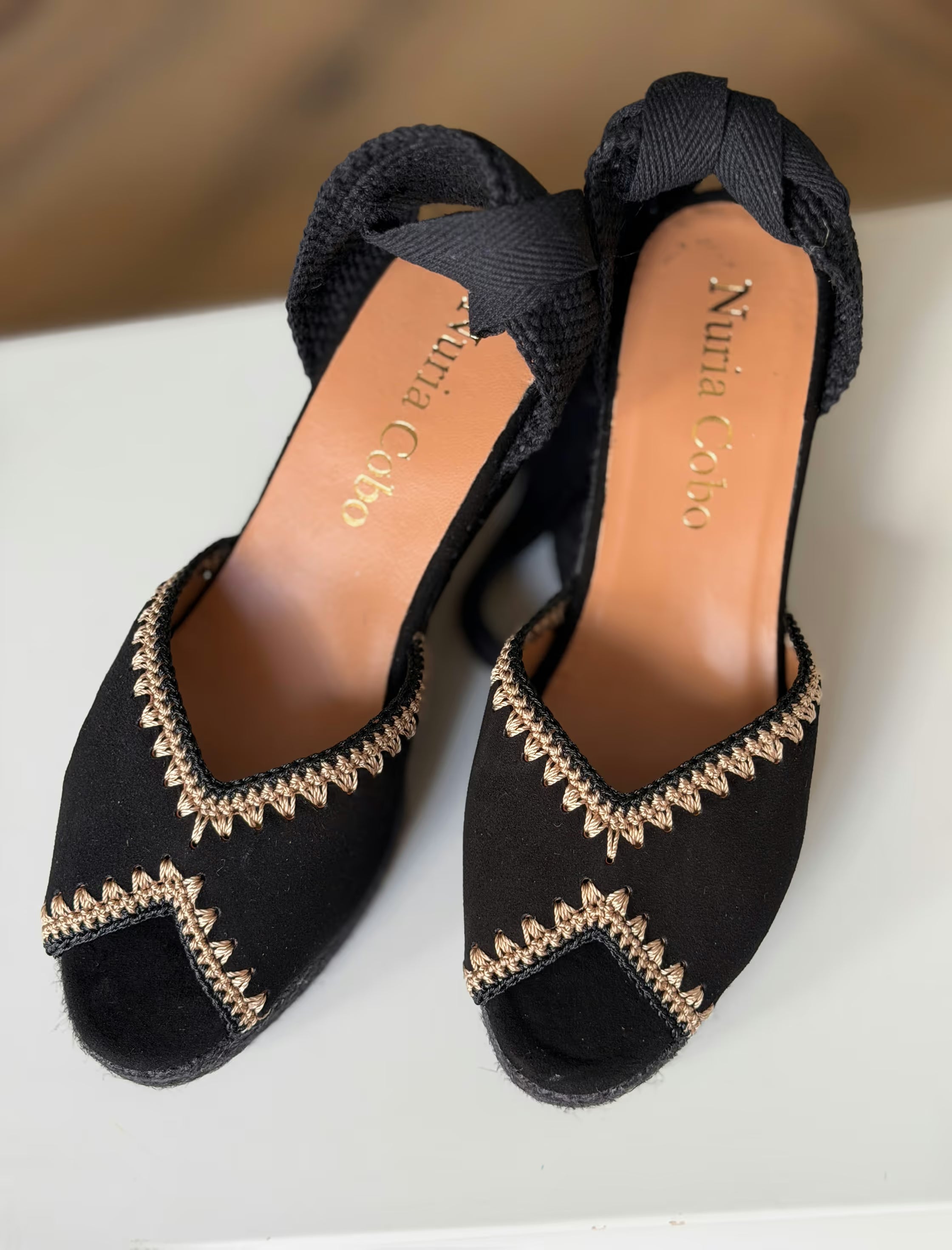 Alpargata de cuña negra bordada