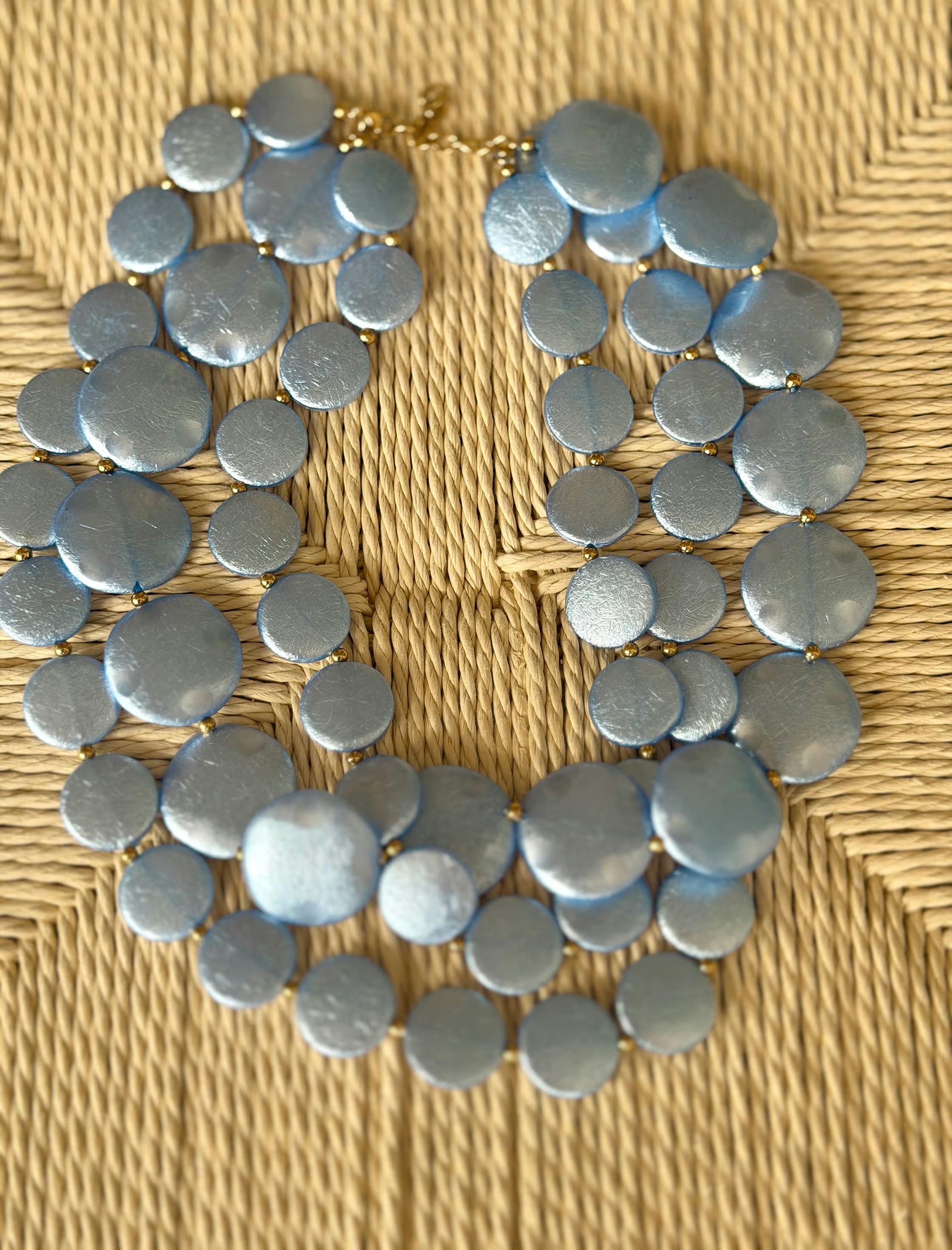 Collar de vueltas nácar celeste