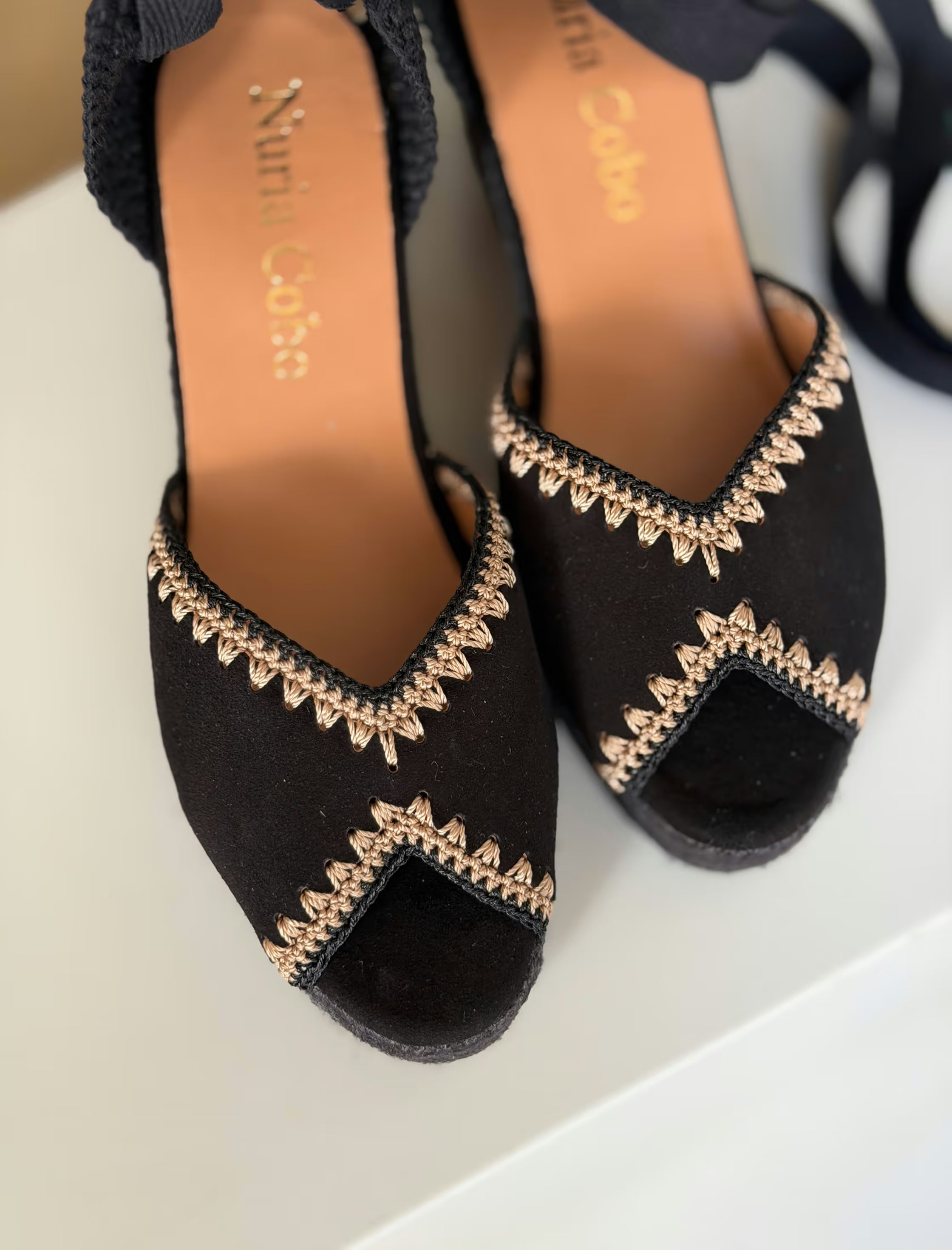 Alpargata de cuña negra bordada