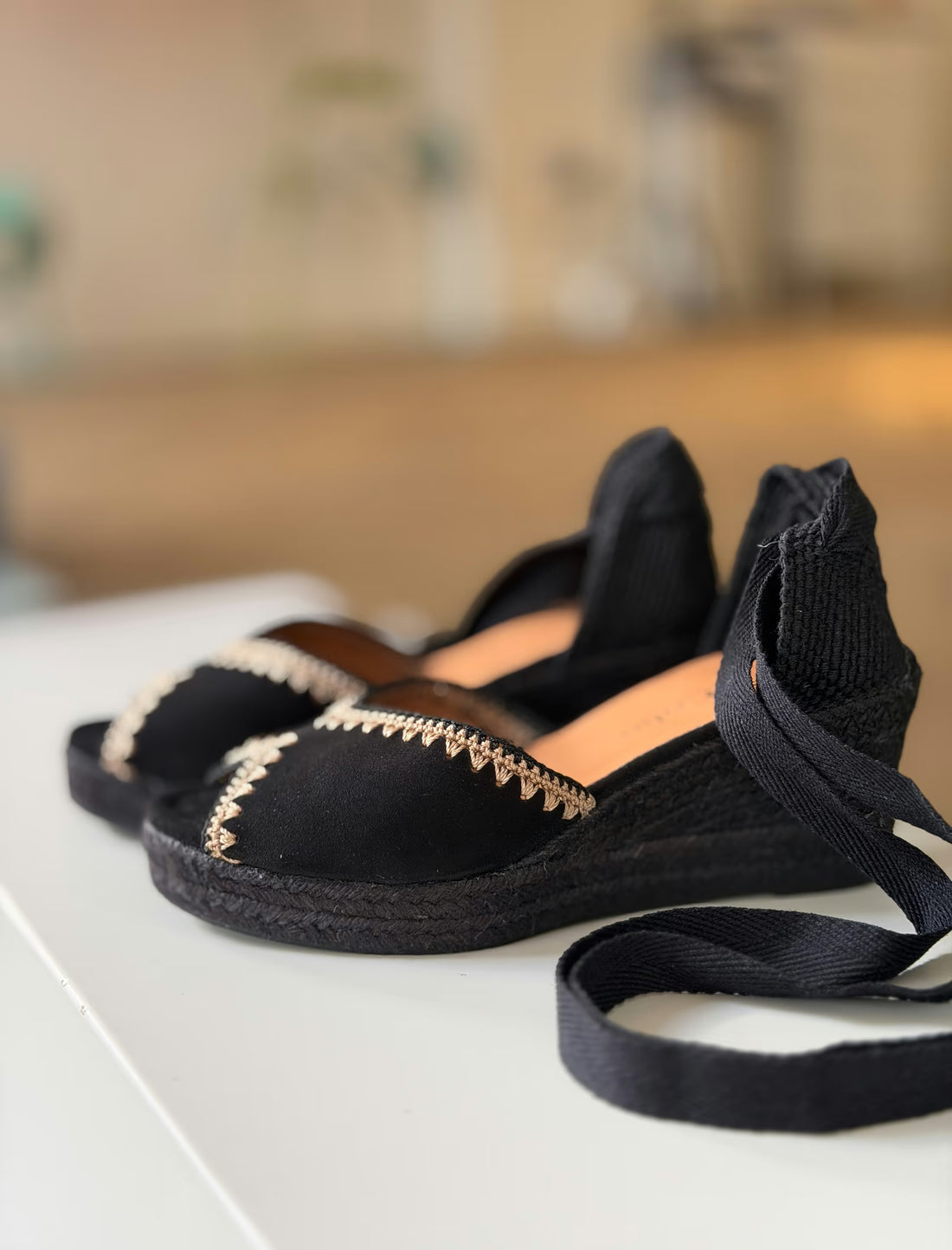 Alpargata de cuña negra bordada
