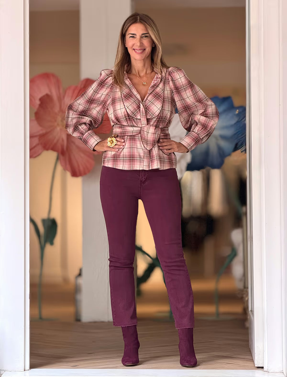 Pantalón vaquero burdeos bolsillos
