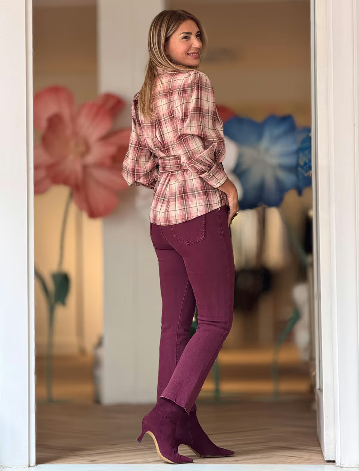 Pantalón vaquero burdeos bolsillos