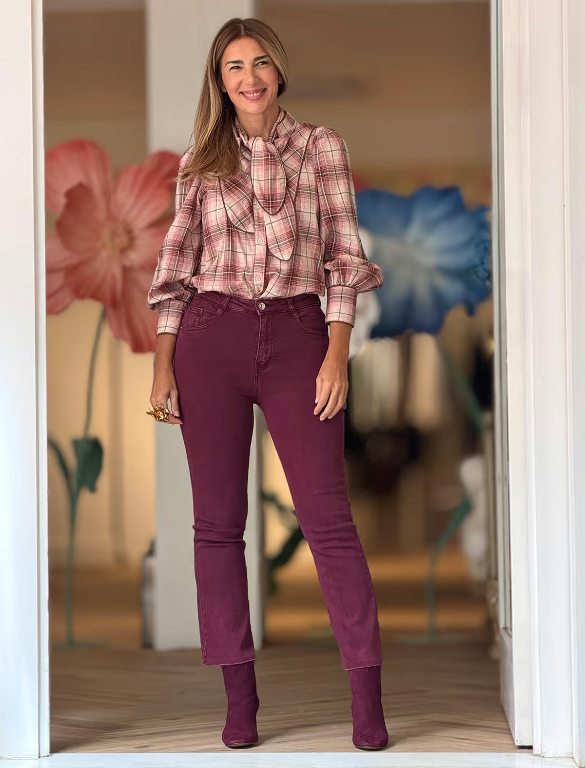 Pantalón vaquero burdeos bolsillos