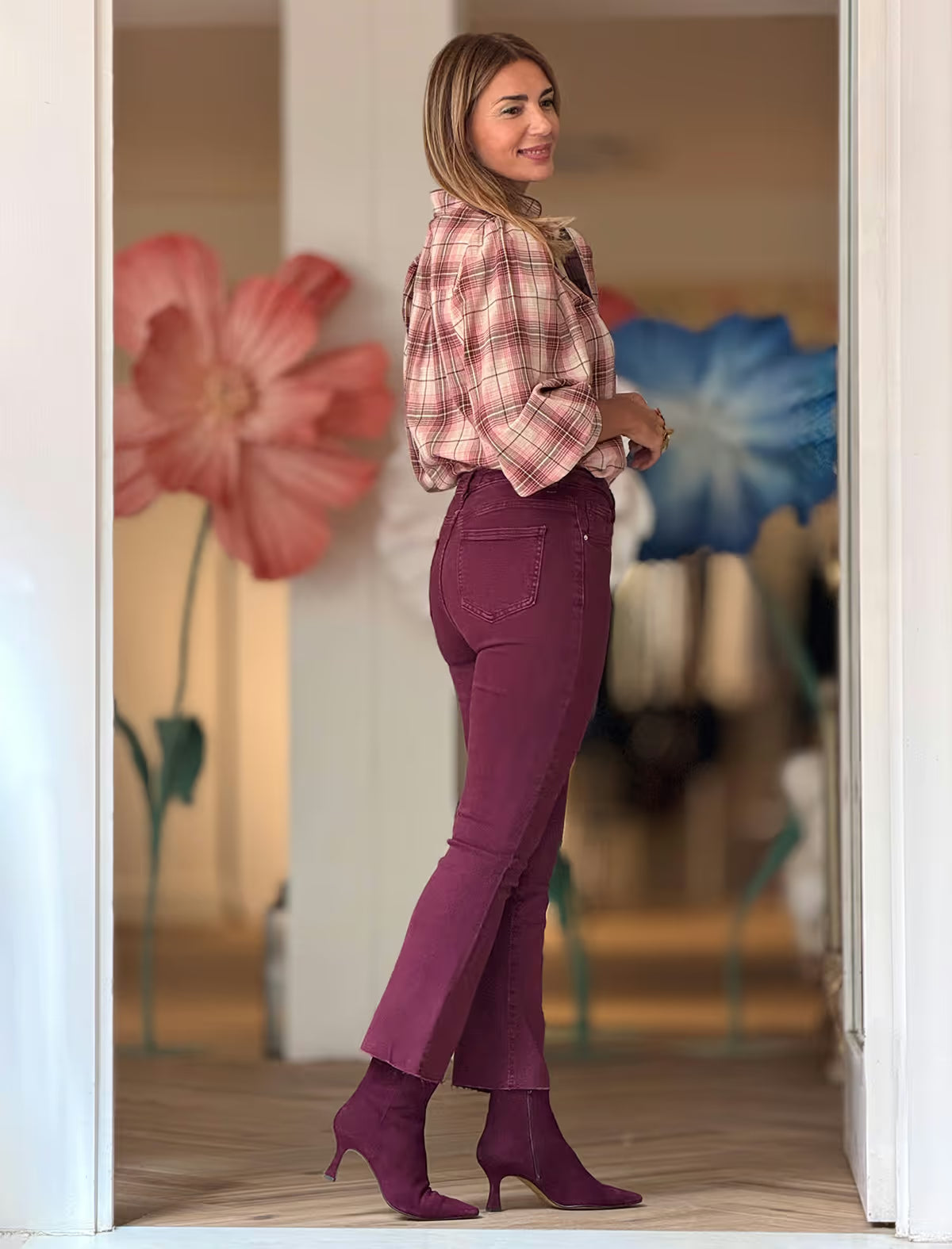 Pantalón vaquero burdeos bolsillos