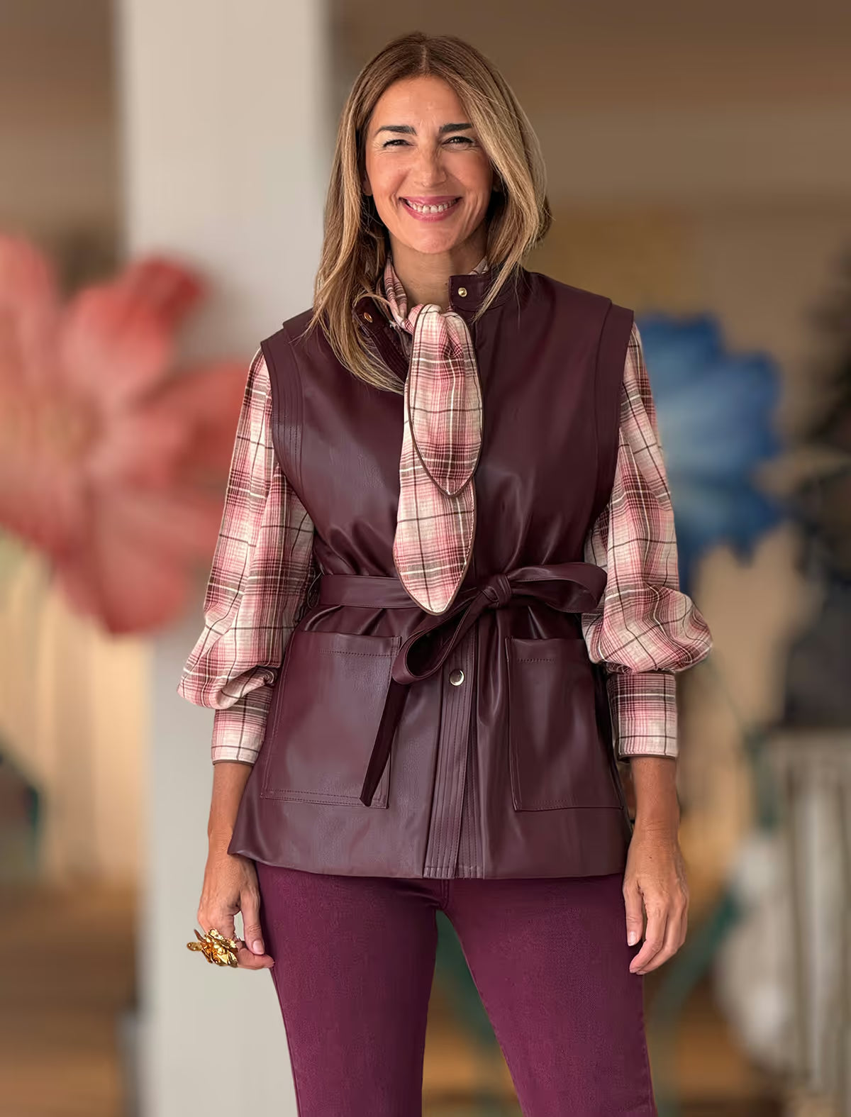 Chaqueta sin mangas muy chic burdeos