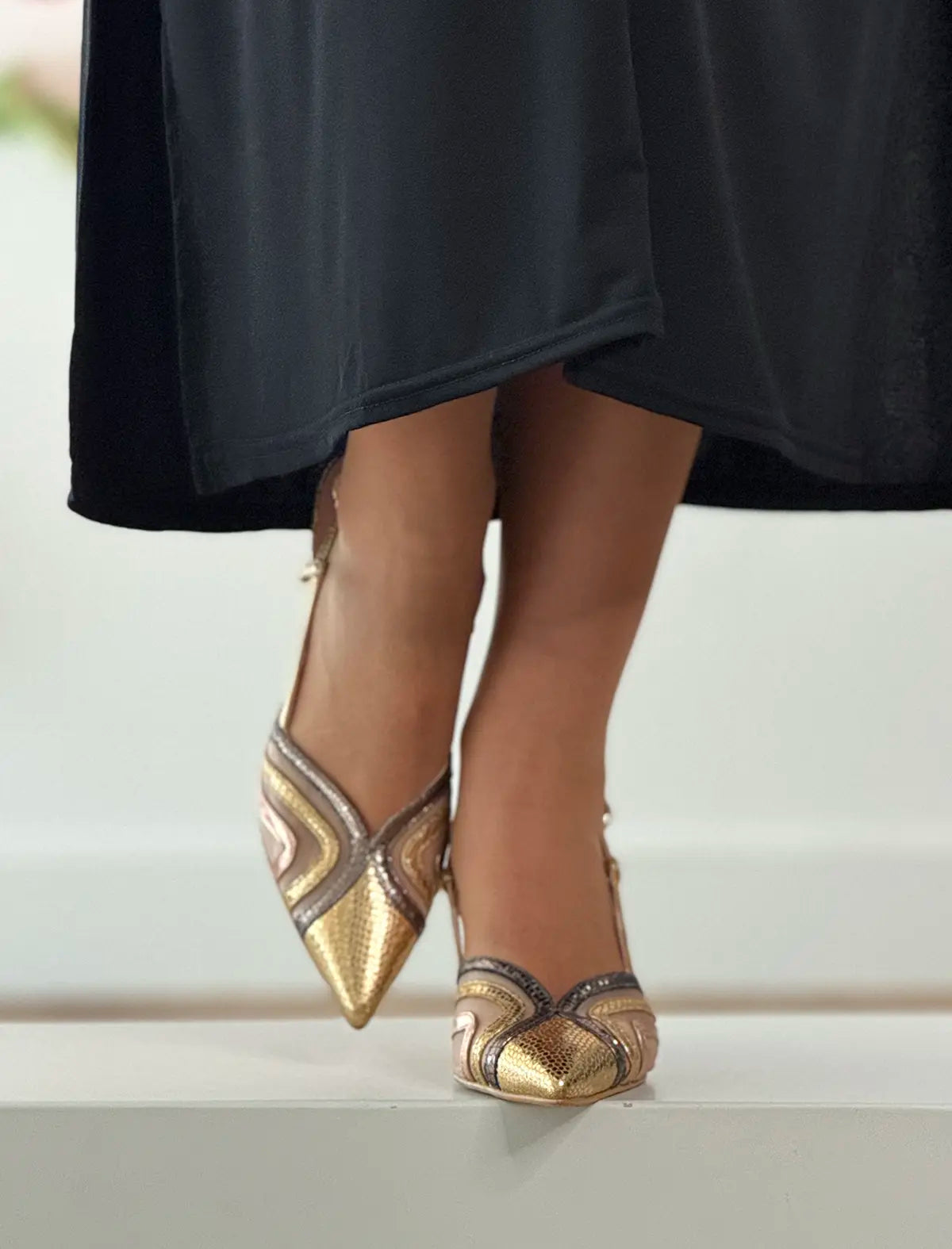 Zapato mujer rejilla dorado tacón medio muy chic