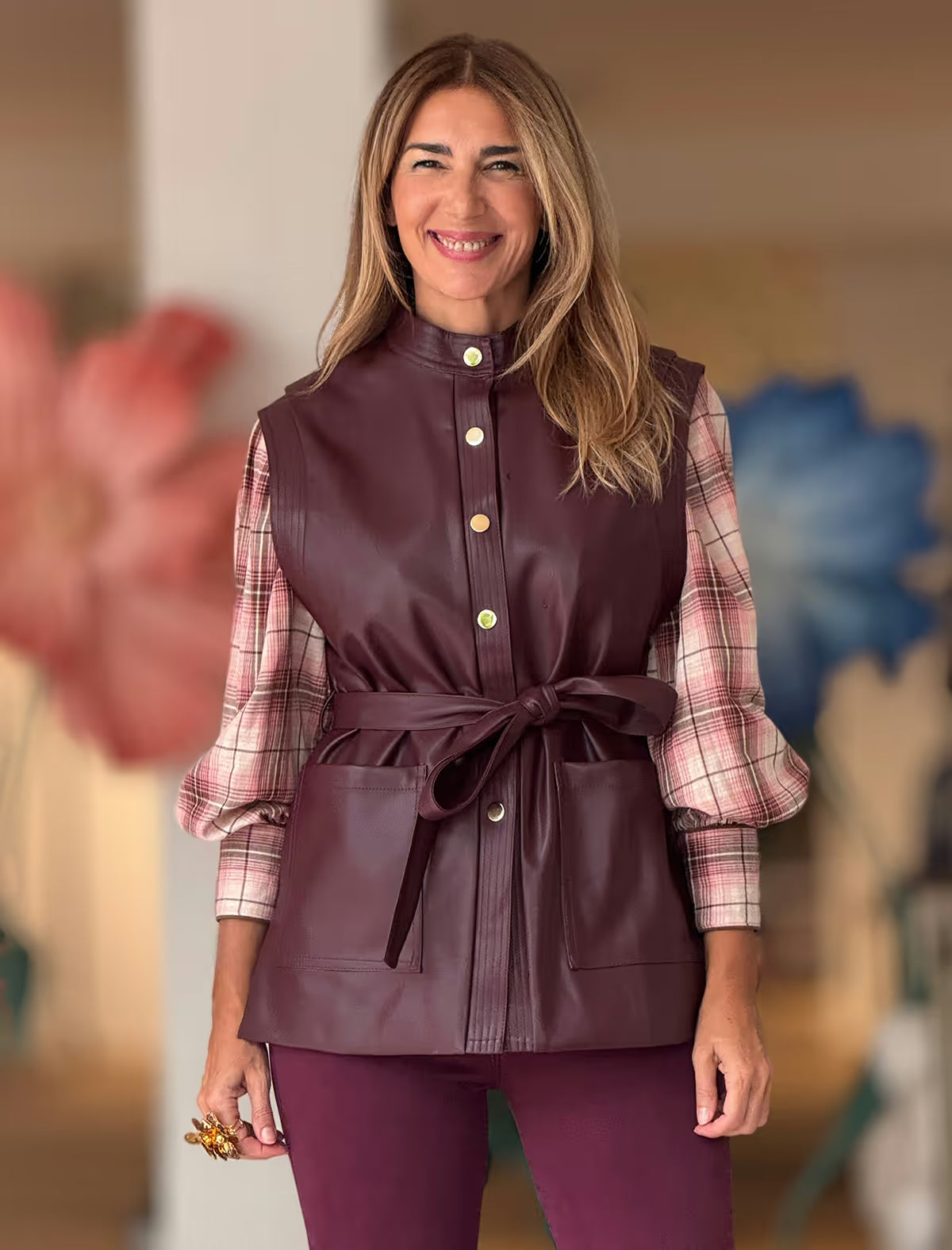 Chaqueta sin mangas muy chic burdeos