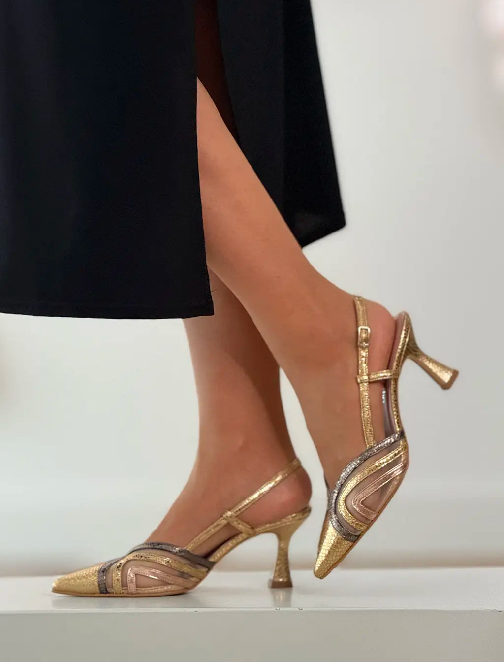 Zapato mujer rejilla dorado tacón medio muy chic