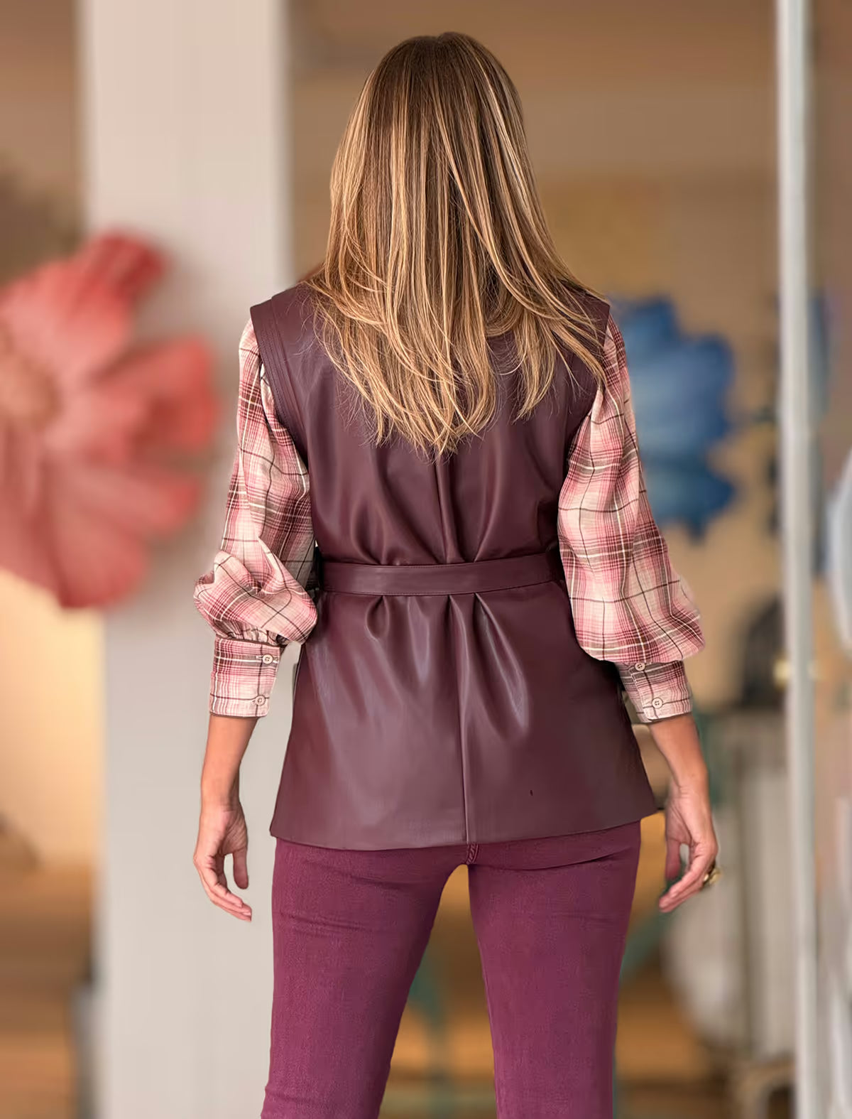 Chaqueta sin mangas muy chic burdeos
