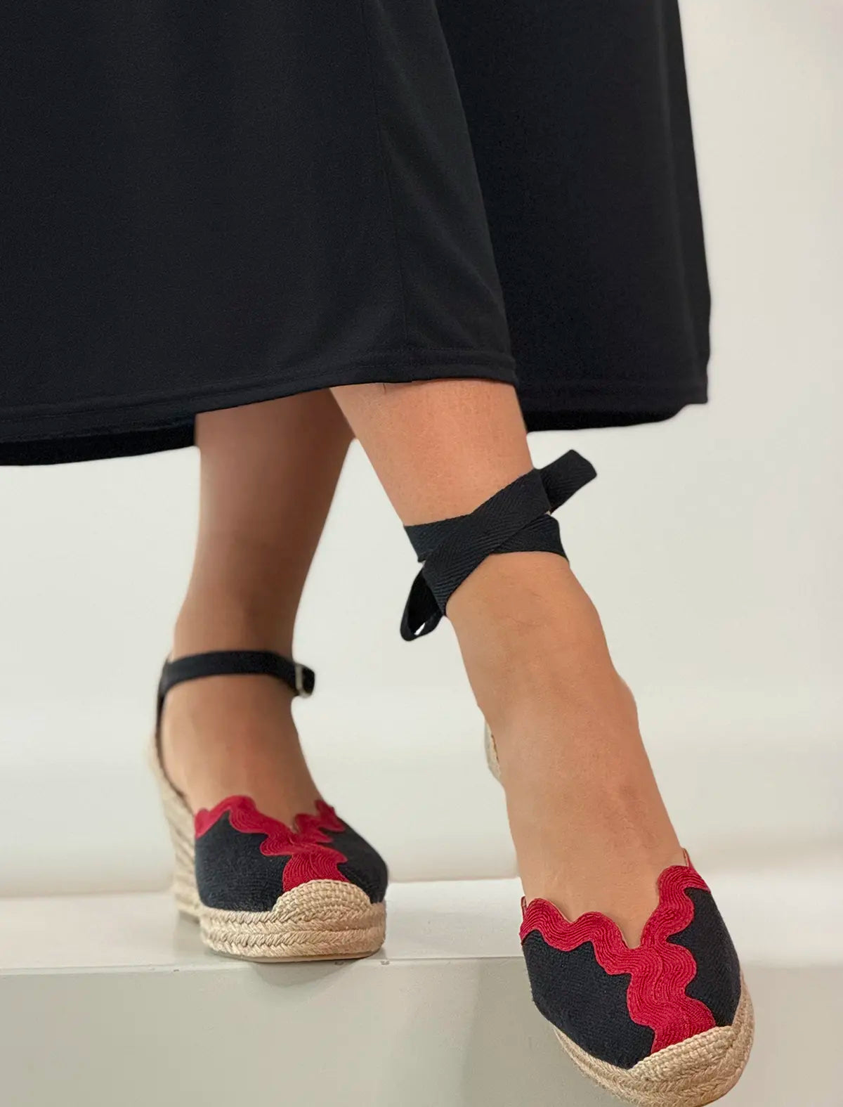 Alpargata de cuña negro blonda chic