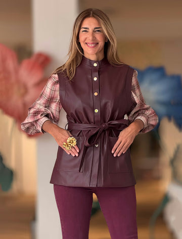 Chaqueta sin mangas muy chic burdeos