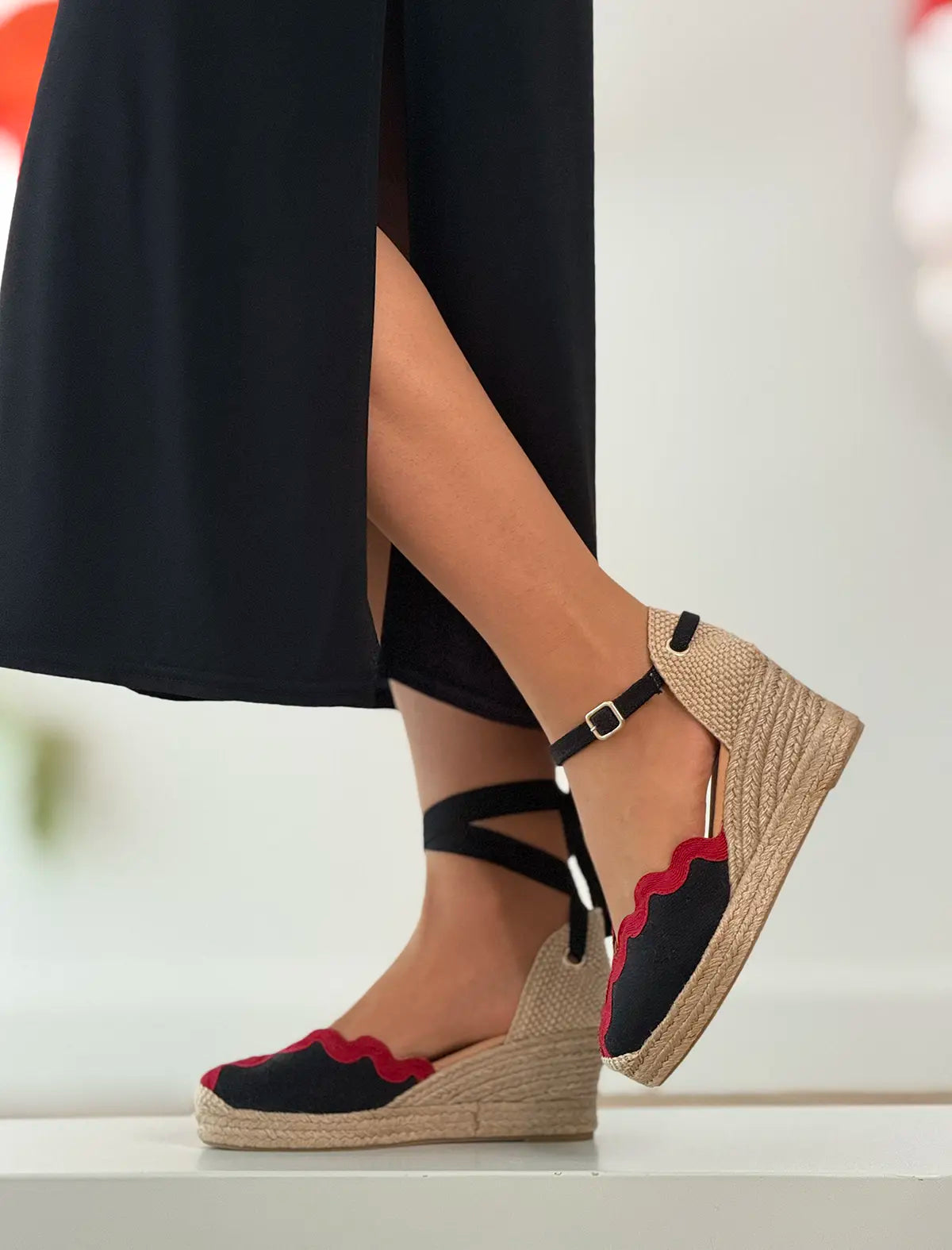 Alpargata de cuña negro blonda chic
