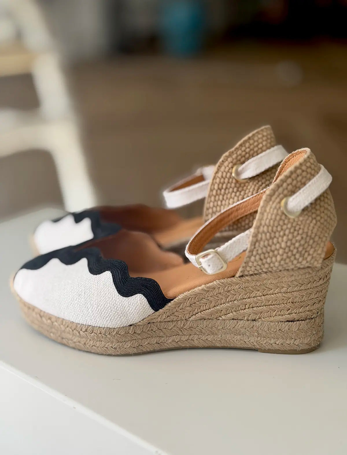 Alpargata de cuña blanca blonda chic