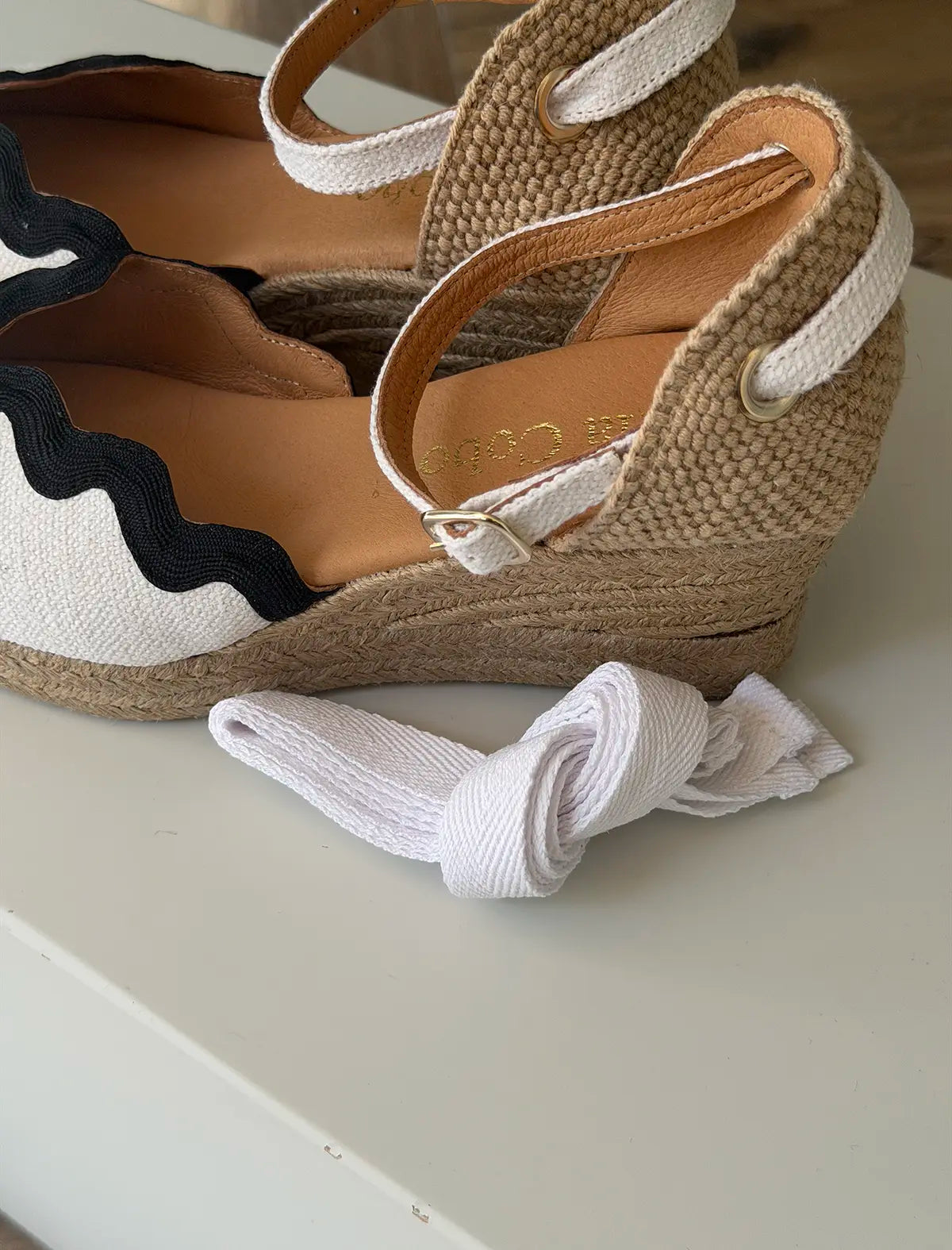 Alpargata de cuña blanca blonda chic