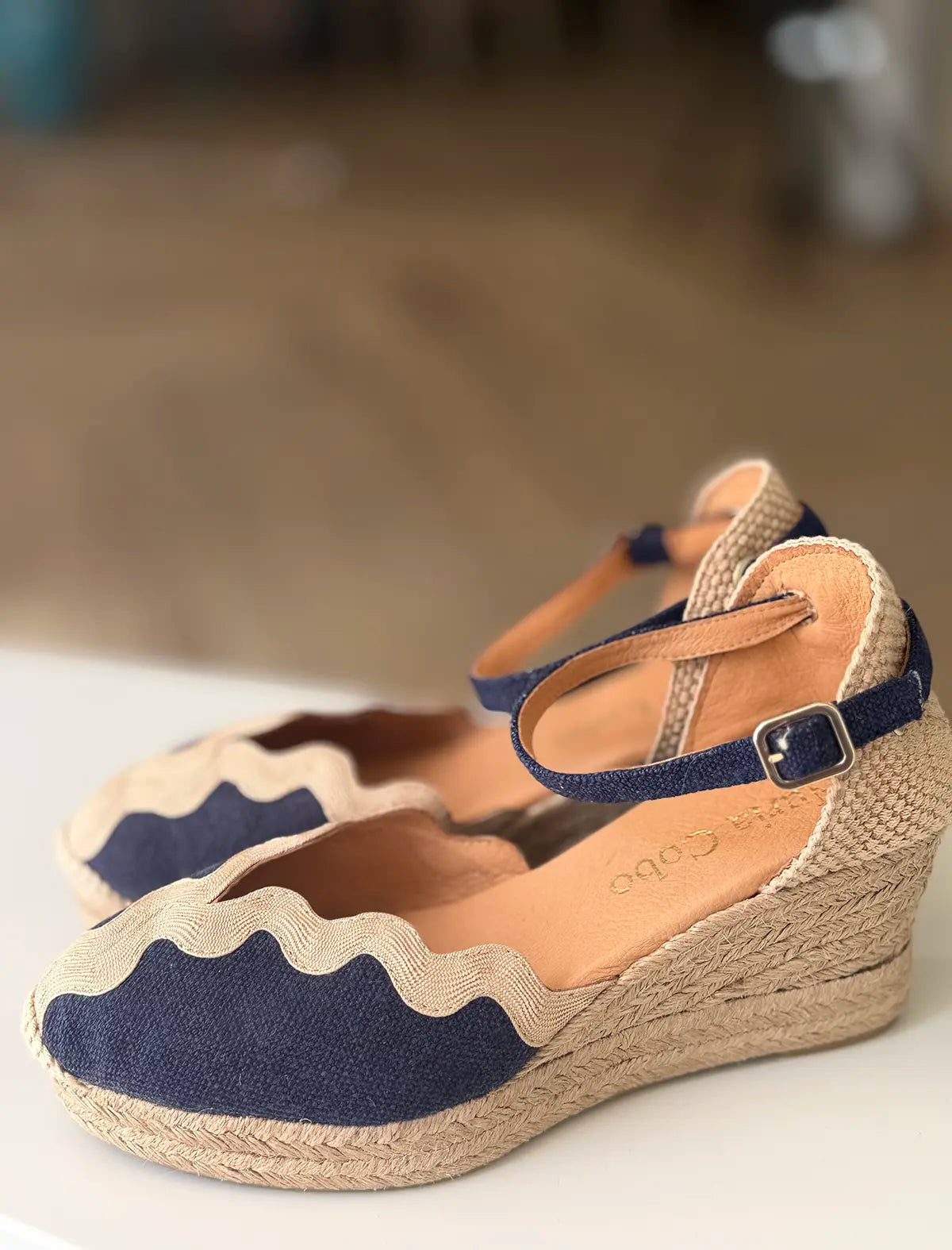 Alpargata de cuña marino blonda chic
