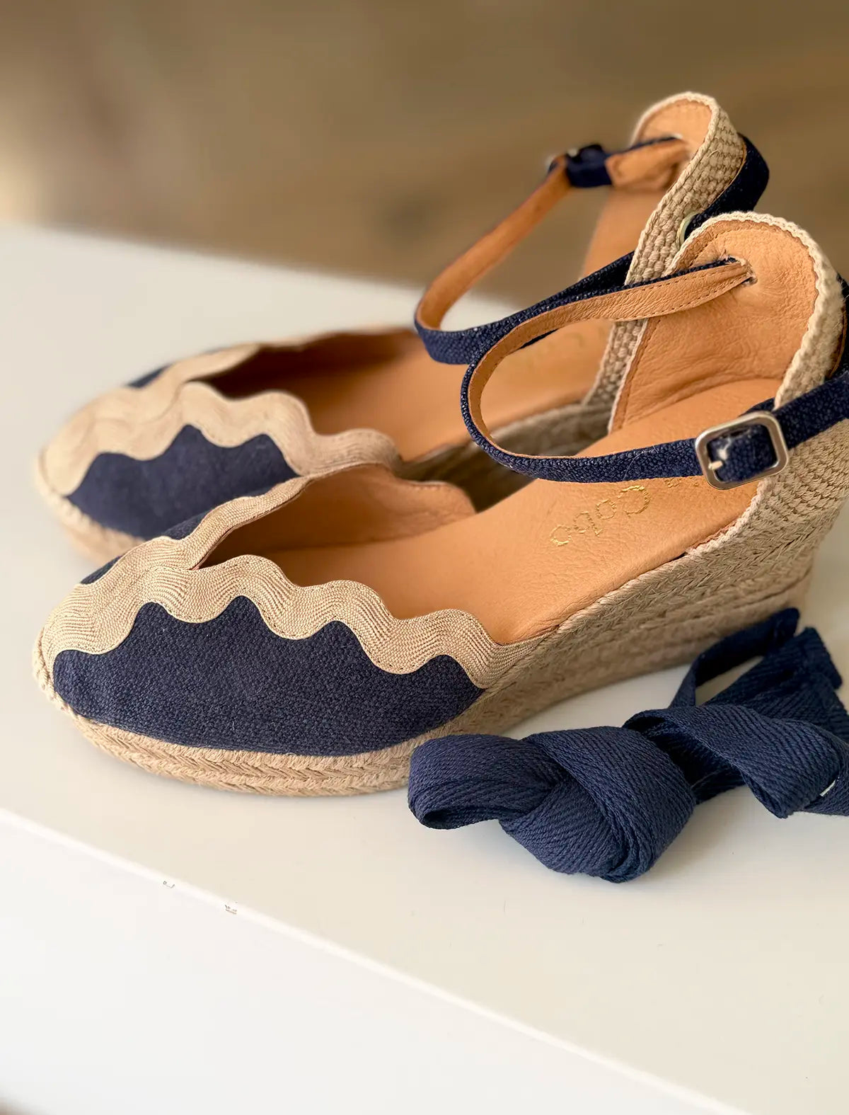 Alpargata de cuña marino combinada con pantalón beige