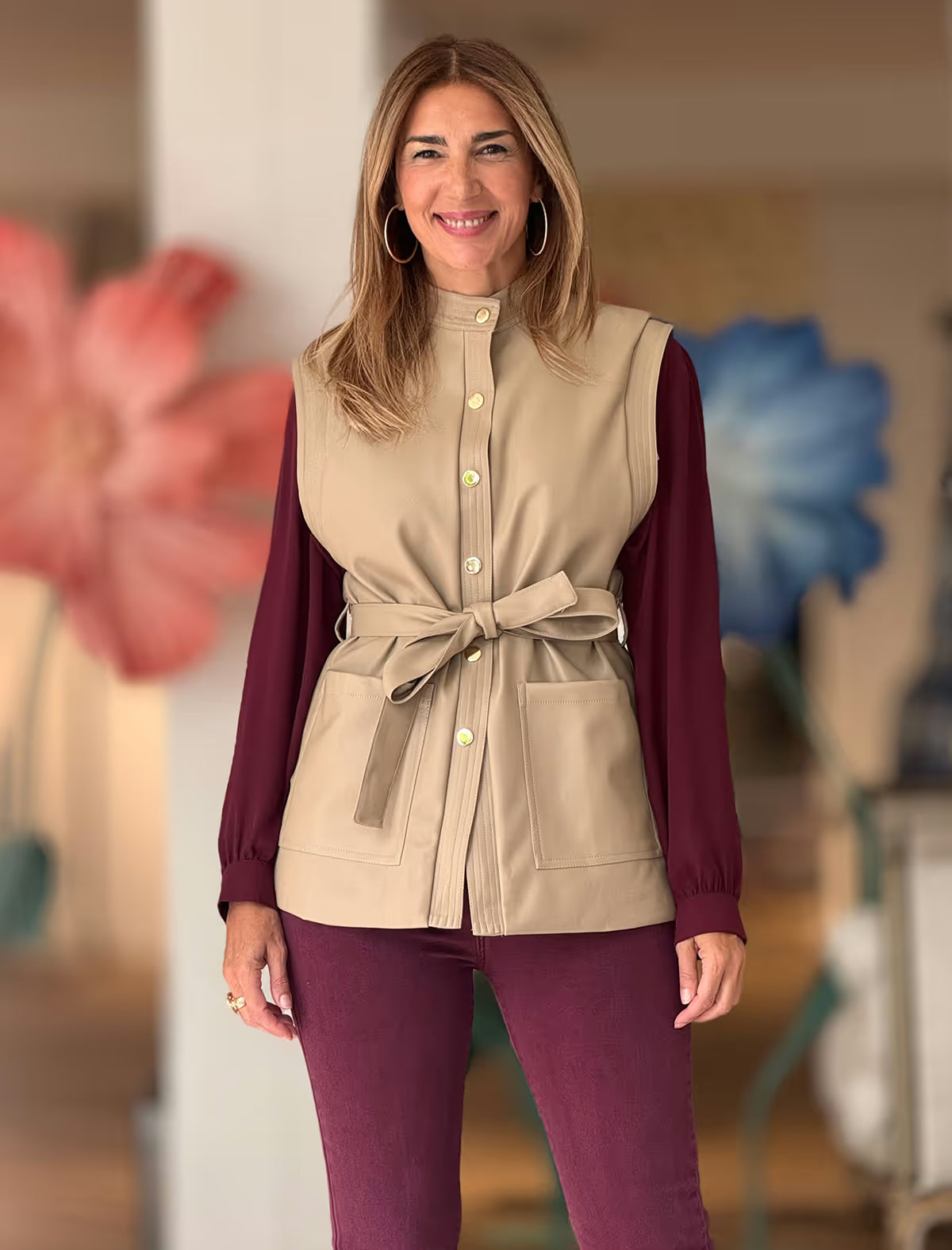 Chaqueta sin mangas muy chic beige