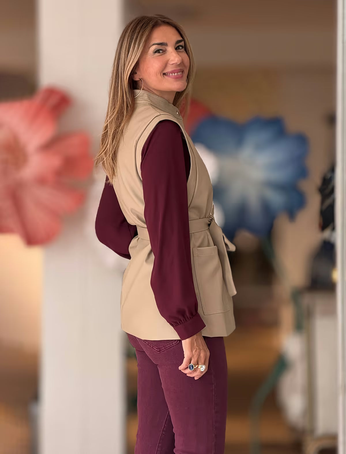 Chaqueta sin mangas muy chic beige