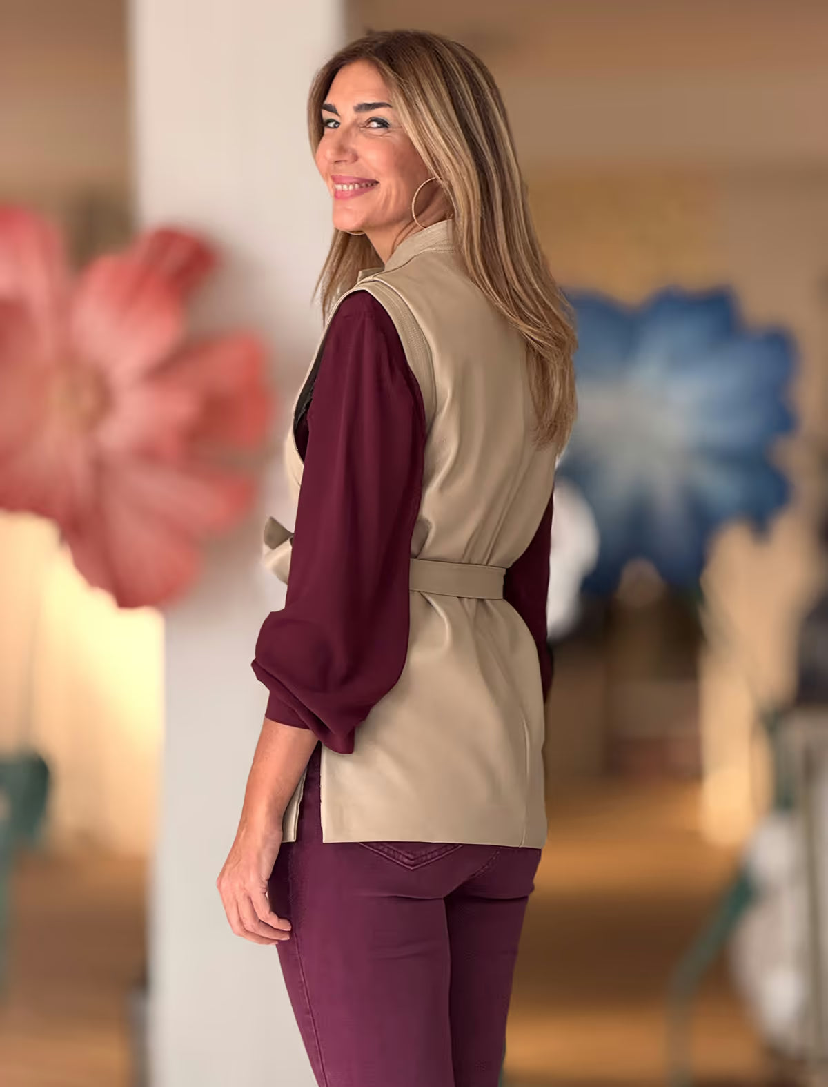 Chaqueta sin mangas muy chic beige