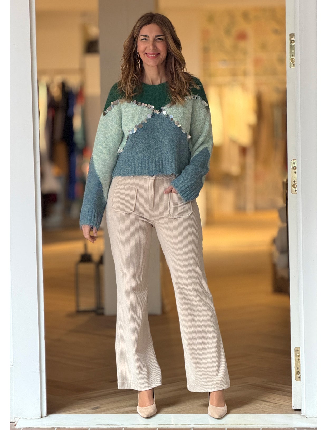 Pantalón beige de pana acampanado con jersey de punto multicolor