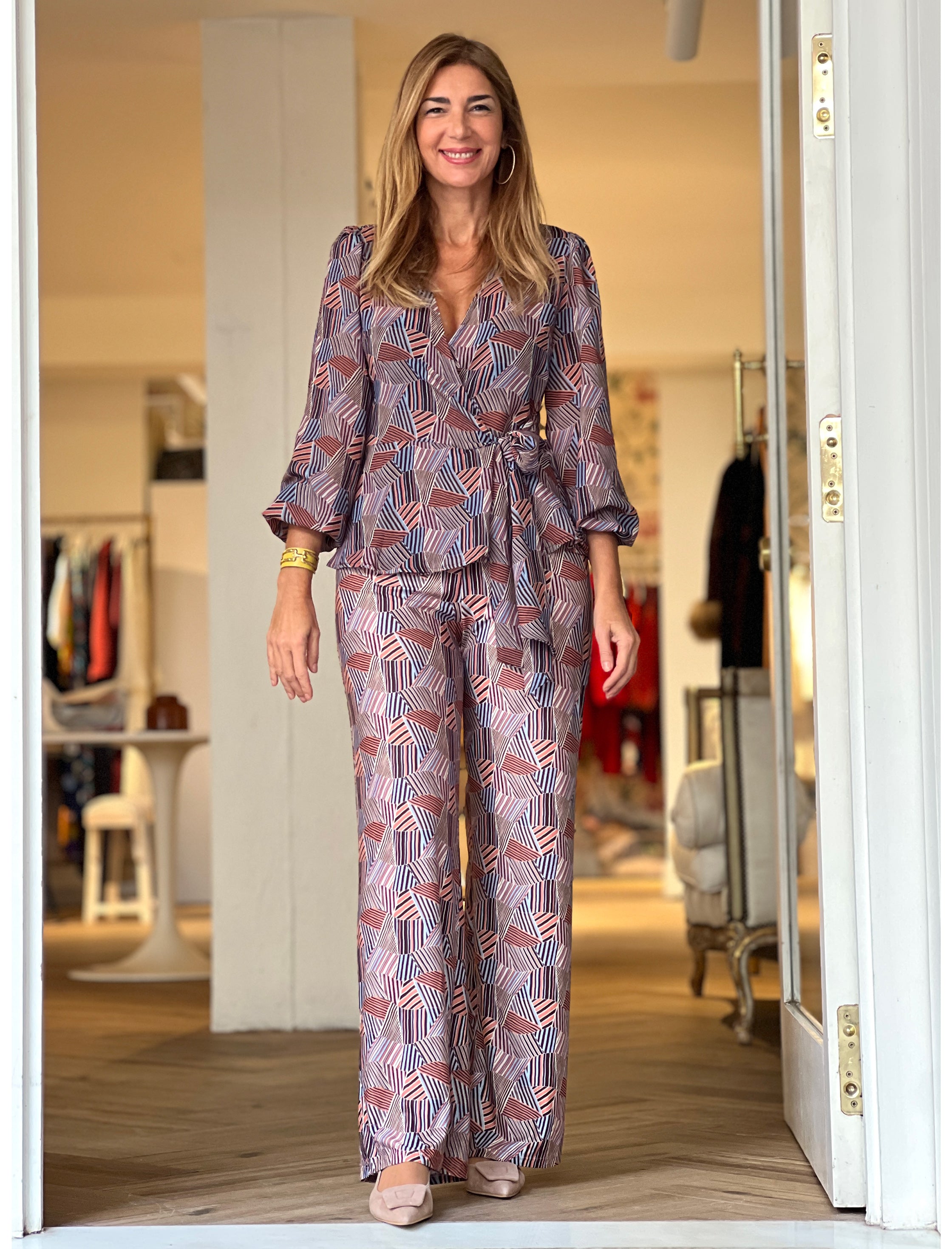 Total look camisa cruzada fluida y pantalón chic