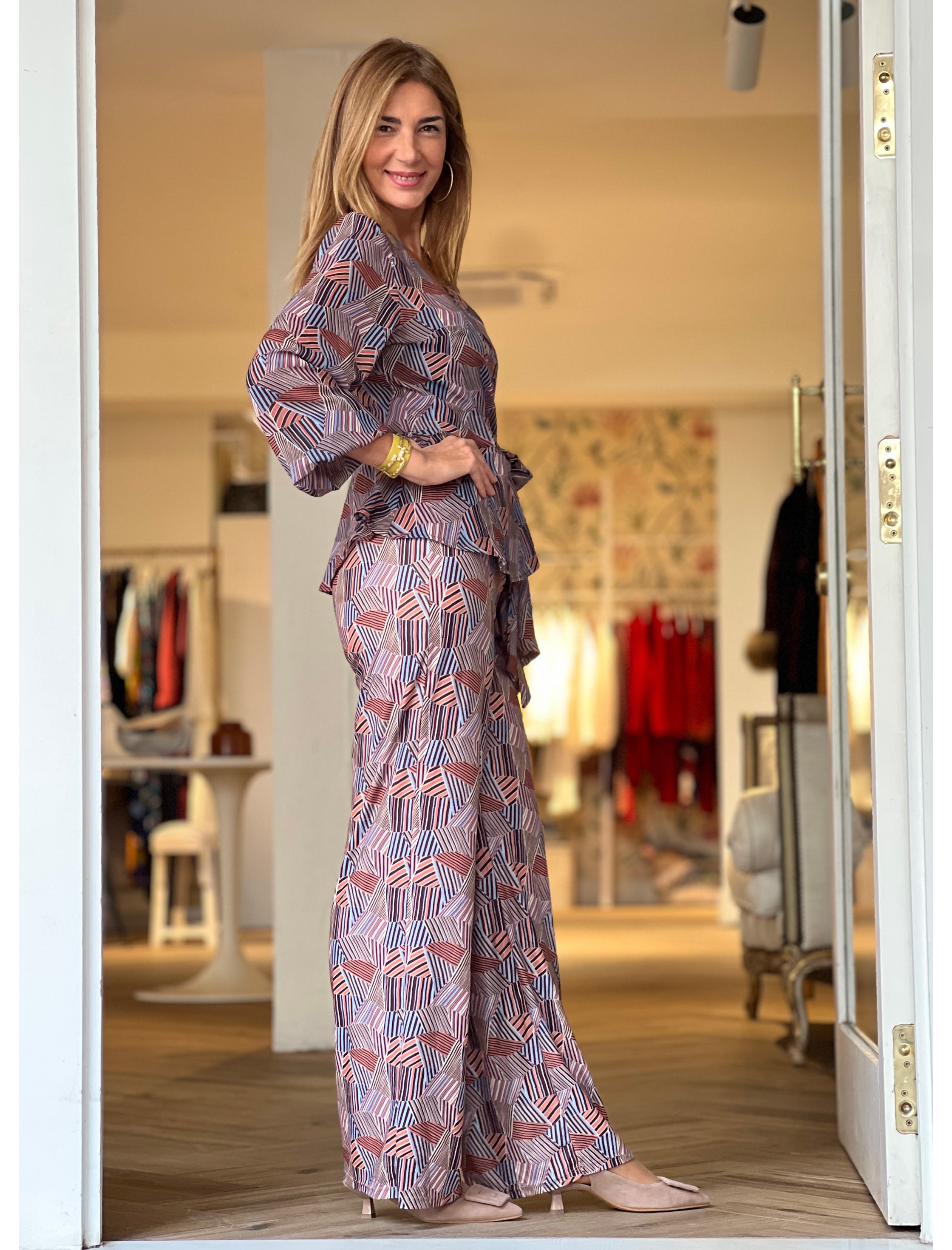 Total look camisa cruzada fluida y pantalón chic