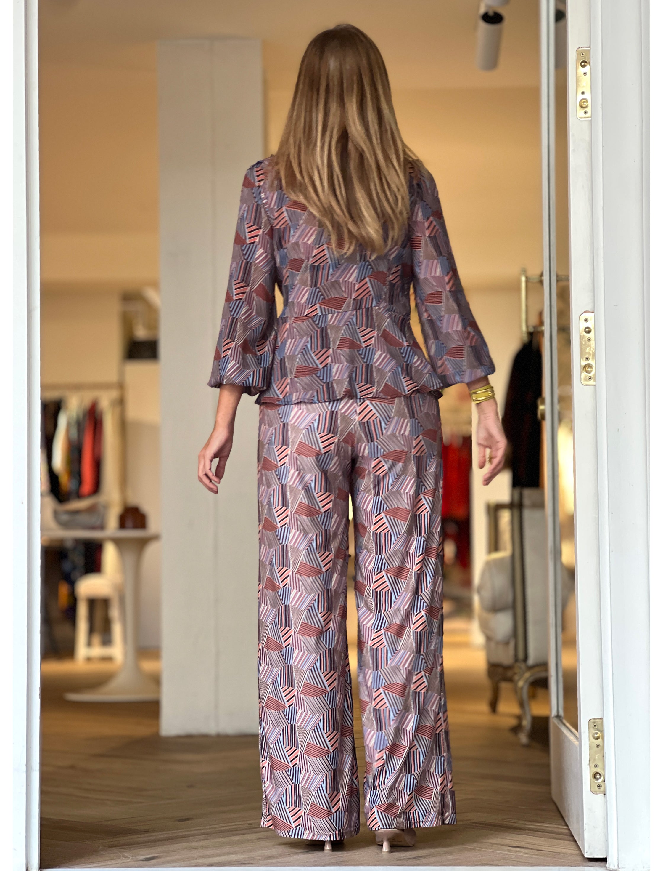 Total look camisa cruzada fluida y pantalón chic