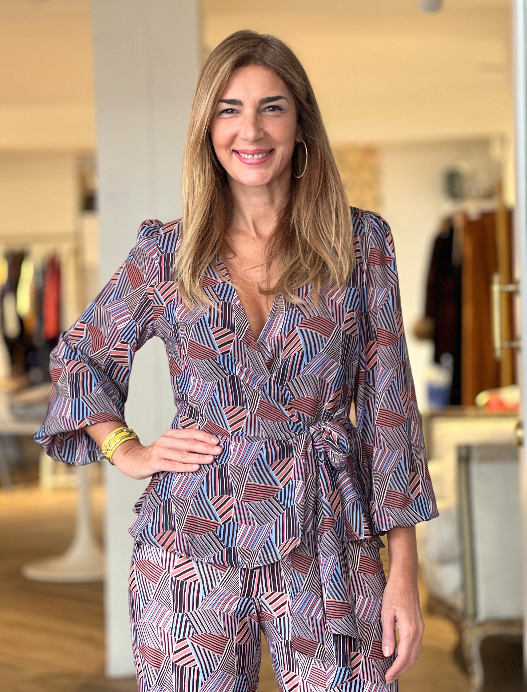 Total look camisa cruzada fluida y pantalón chic