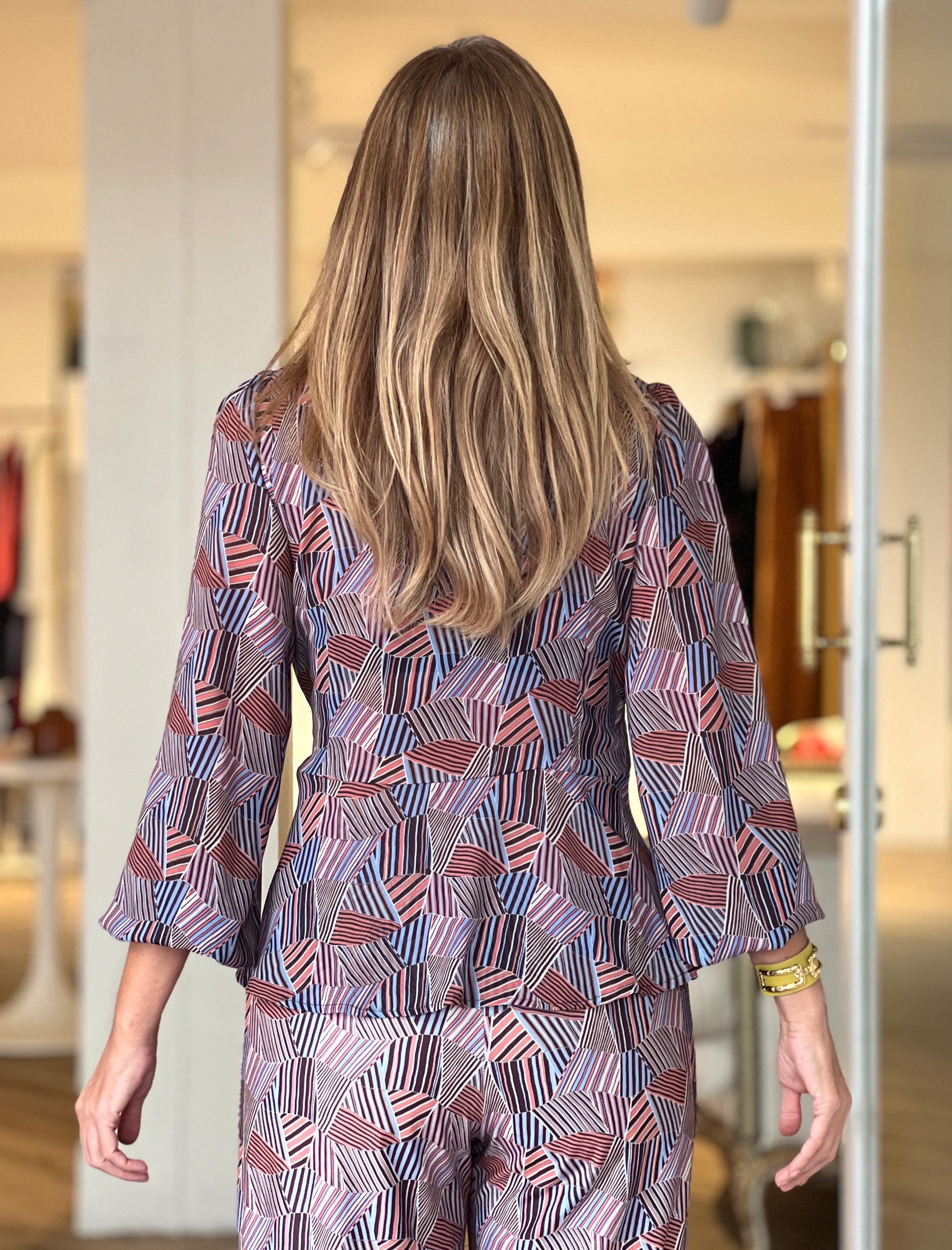 Total look camisa cruzada fluida y pantalón chic