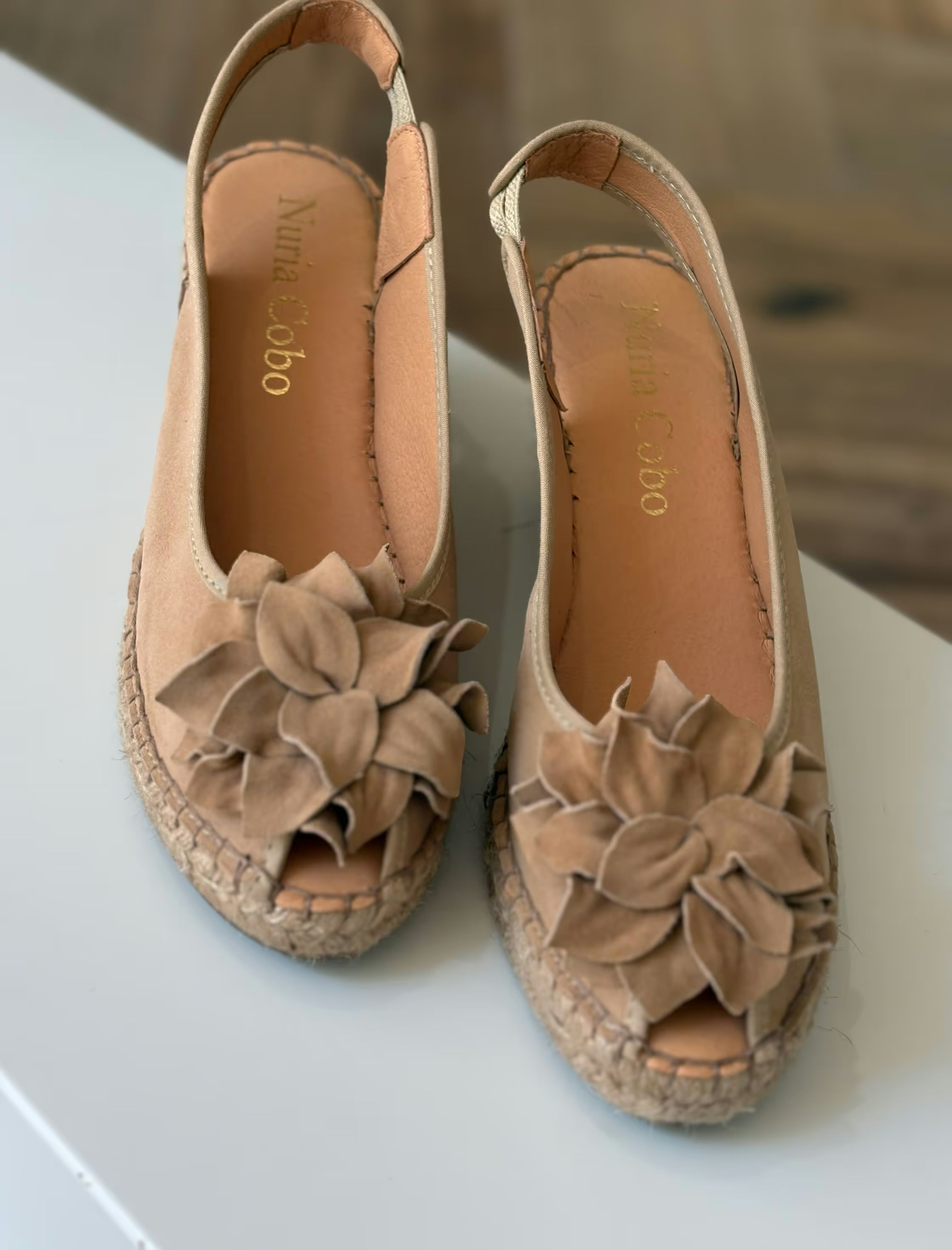 Alpargata de cuña camel con flor