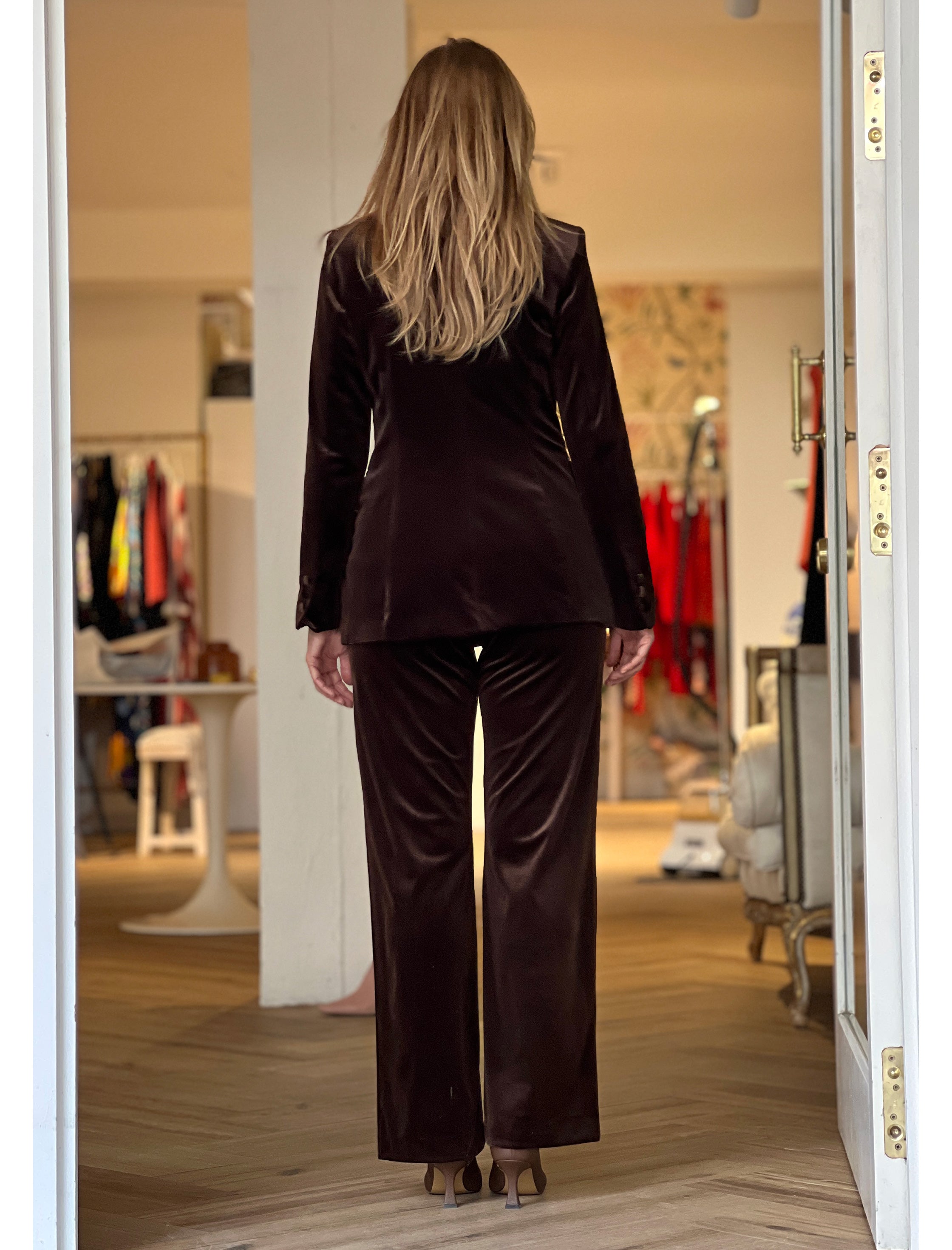 Total look chaqueta y pantalón ideal de terciopelo chocolate