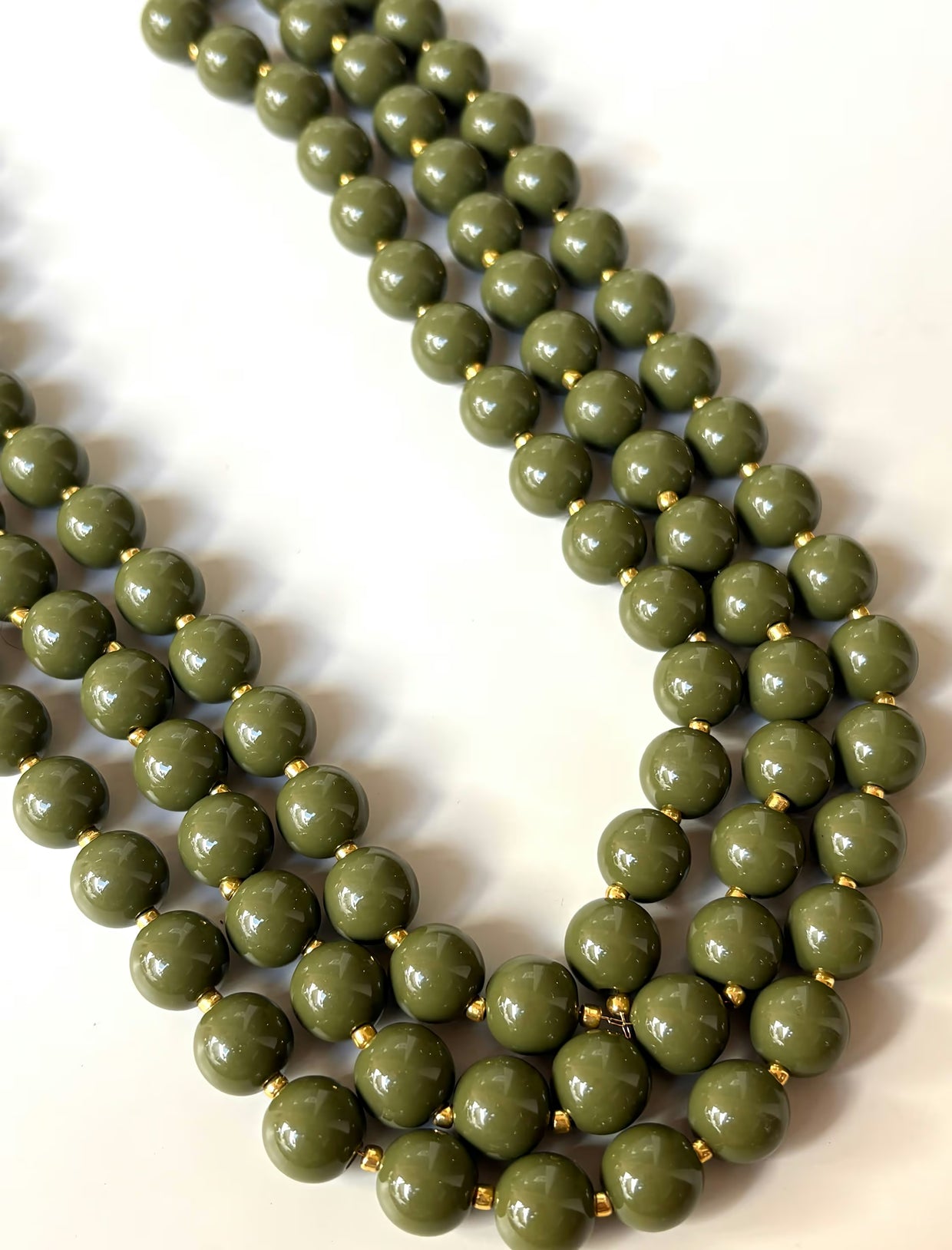 Collar de bolas verde combinado con look de temporada