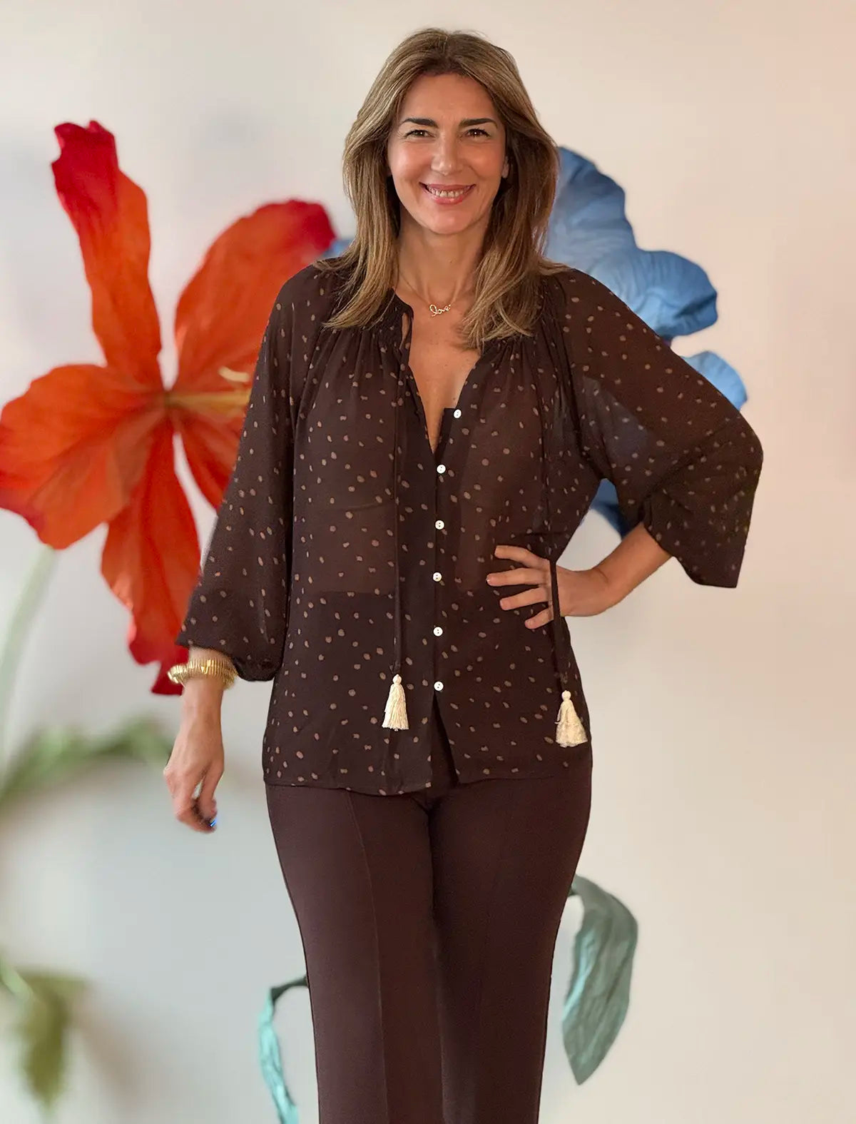 Camisa marrón de lunares fluida