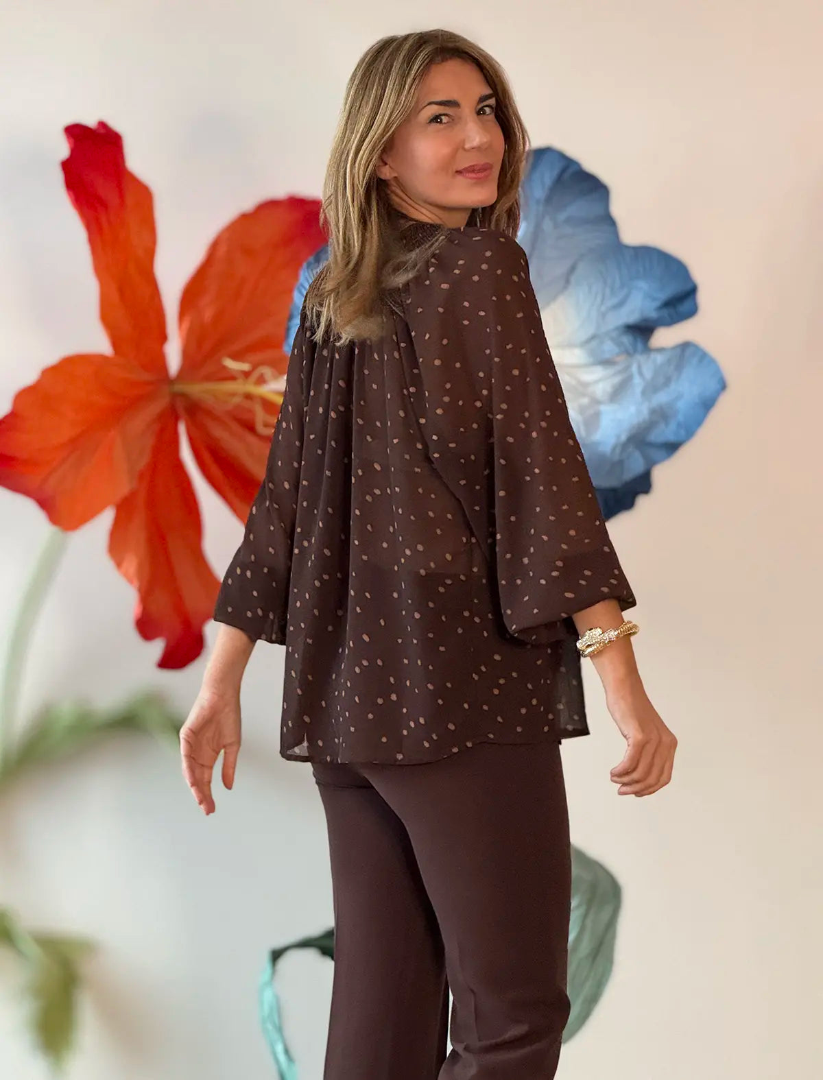 Camisa marrón de lunares fluida