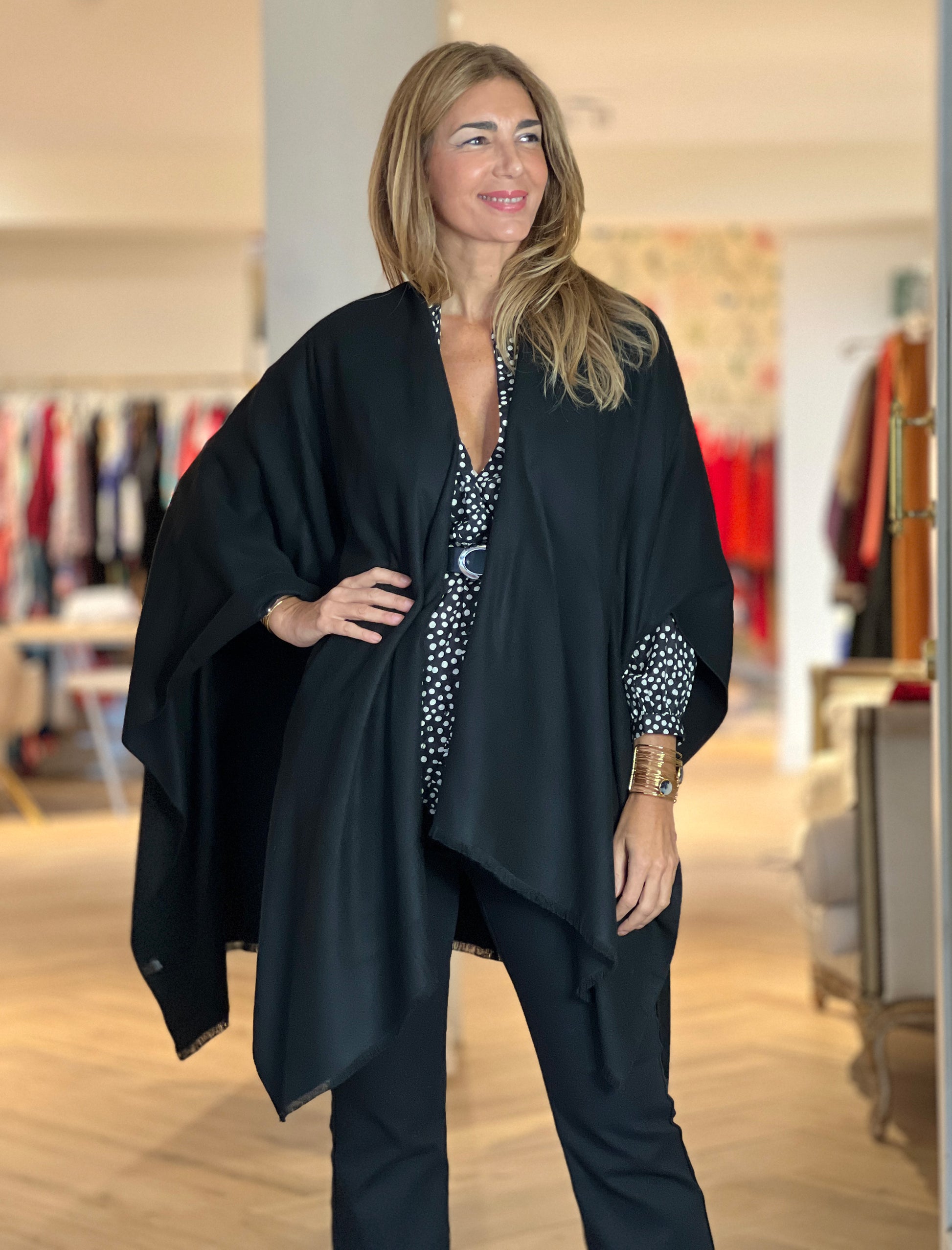 Capa Ideal Suave Negra – Elegancia atemporal Nuria Cobo